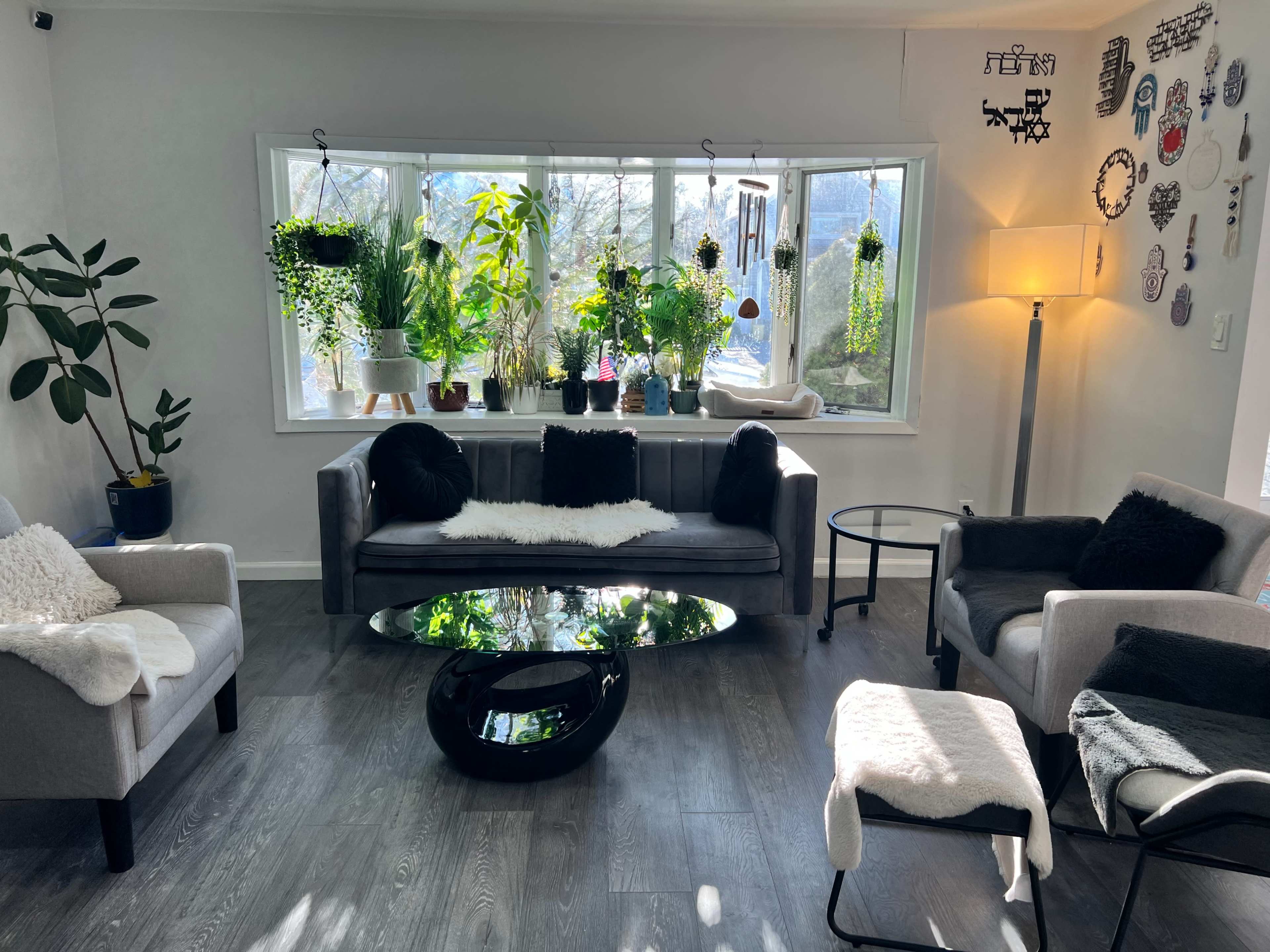 Bright, spaciouse Suburban Long Island home with natural light, easy parking & family style. Image in Oyster Bay, Plainview, NY