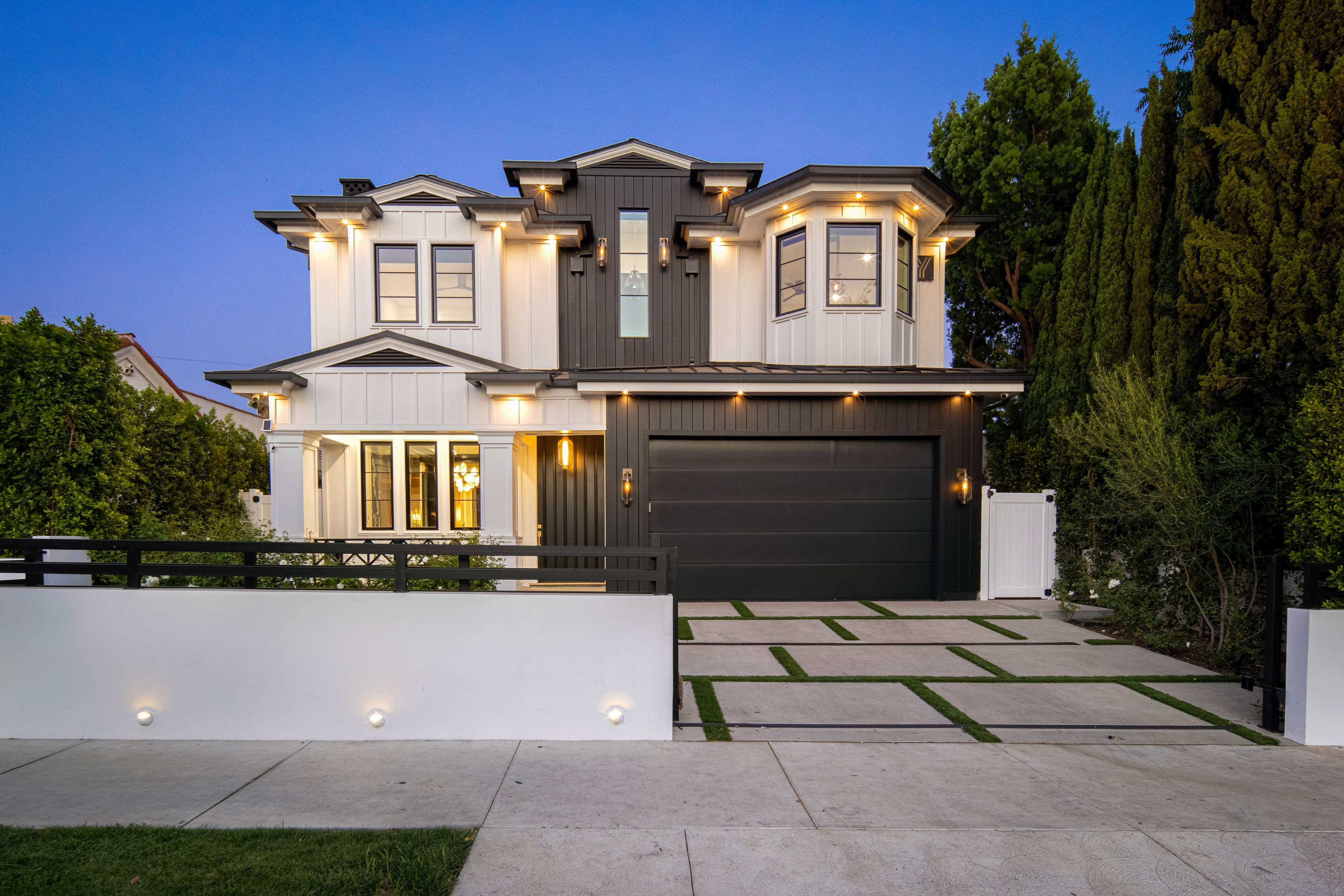 GARDNER GLAM NOIR ESTATE/ POOL/ GOLD/ DRAMA Image in Central LA, Los Angeles, CA