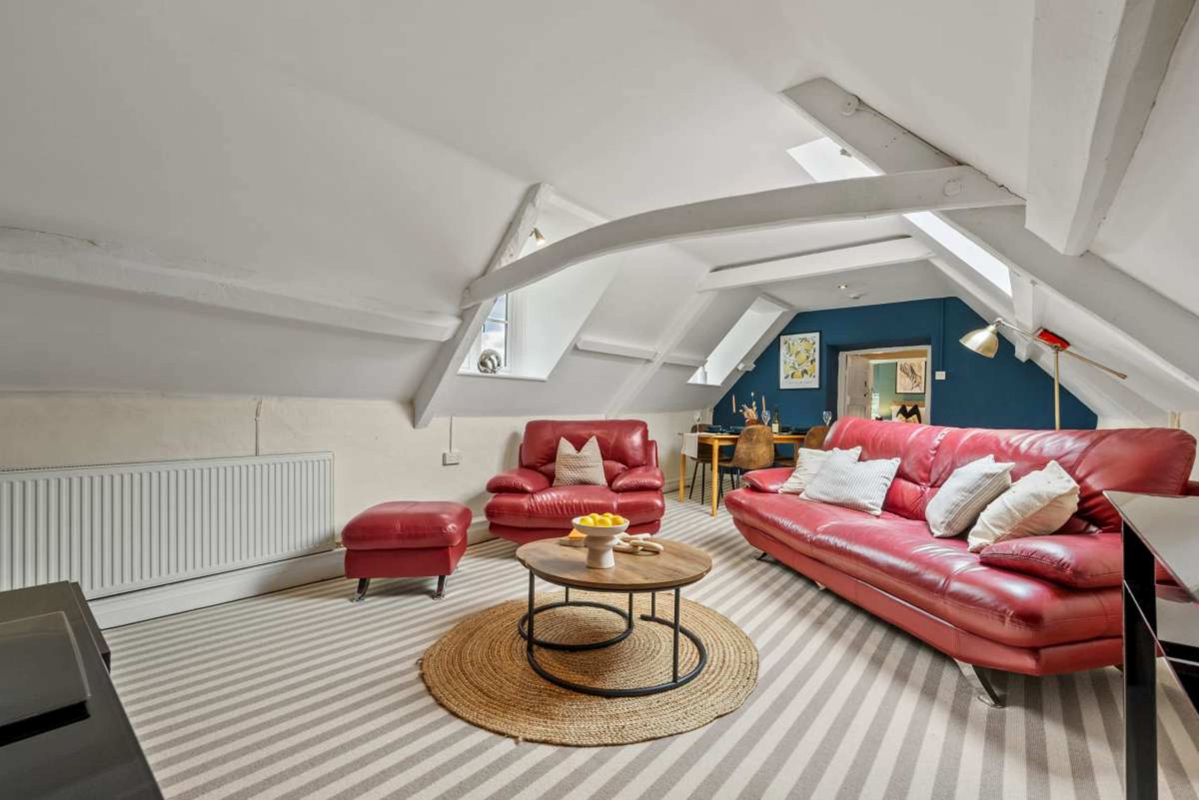 2-BR Cosy & Beautiful Loft in Cotswold w/ Parking - Norcote Loft Image in Lower Norcote, Cirencester, ENG