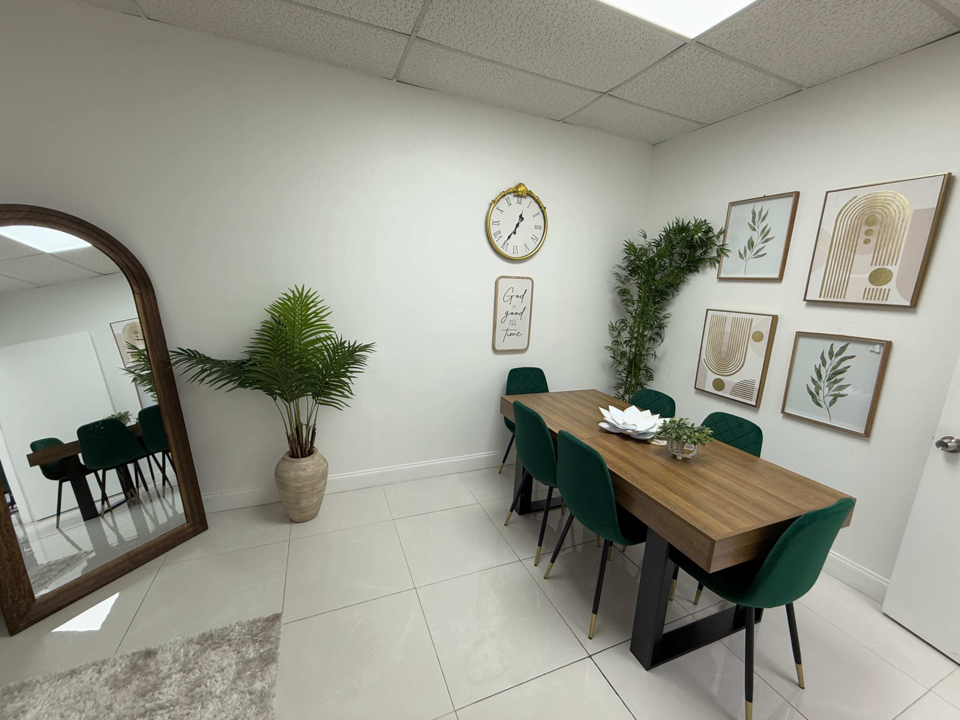 Chic Multi-Use Content Room in Lauderdale with White Wall & Decor Vibes Image in North Lauderdale, Lauderdale Lakes, FL