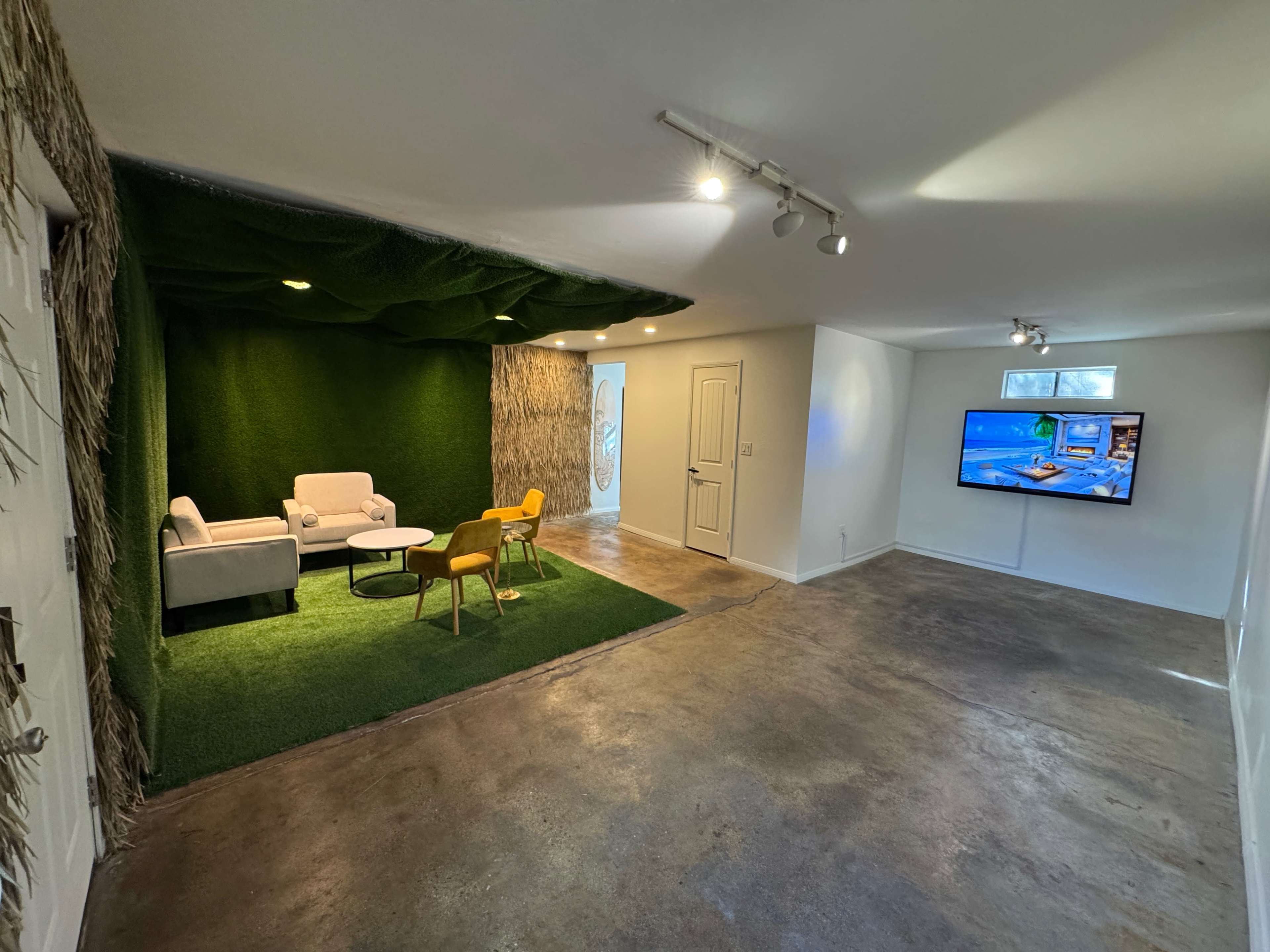 Beach Themed Urban Creative Space Image in Beverly Grove, Los Angeles, CA