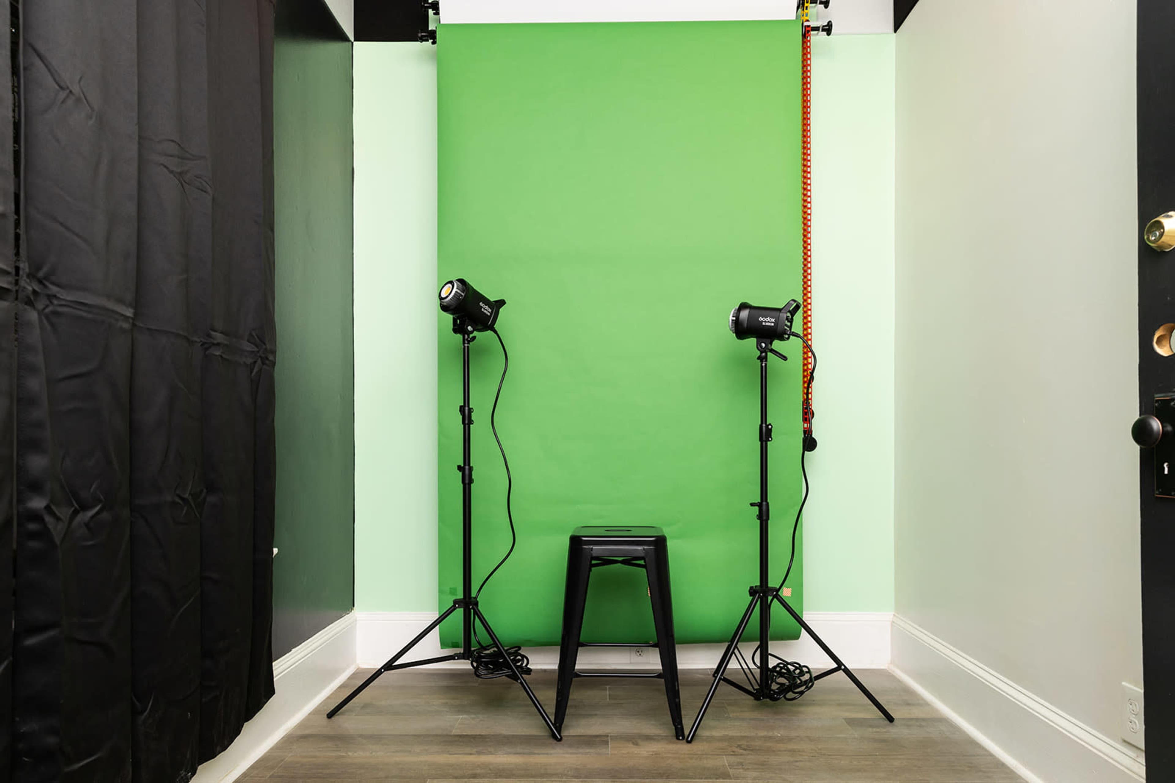 Boutique Buckhead Photo Studio Room with Natural Lighting and Soundproof Walls Image in Buckhead, Atlanta, GA