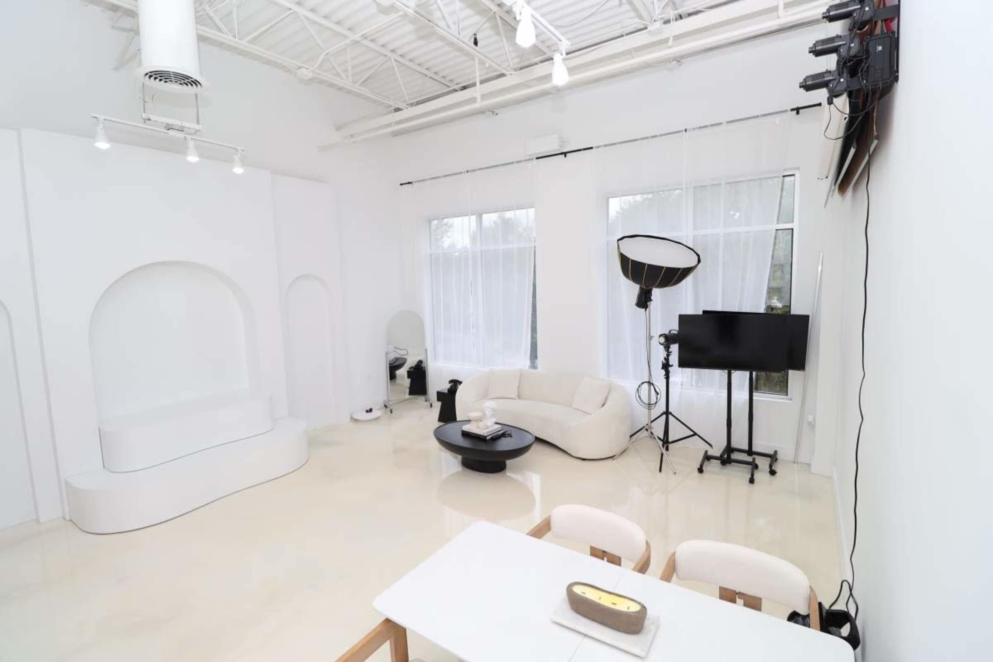 Modern Luxury Natural-Light Photo Studio — Metro Atlanta (Suwanee, Ga) for Photoshoots, Content Creation, Events, Classes Image in Suwanee, Suwanee, GA