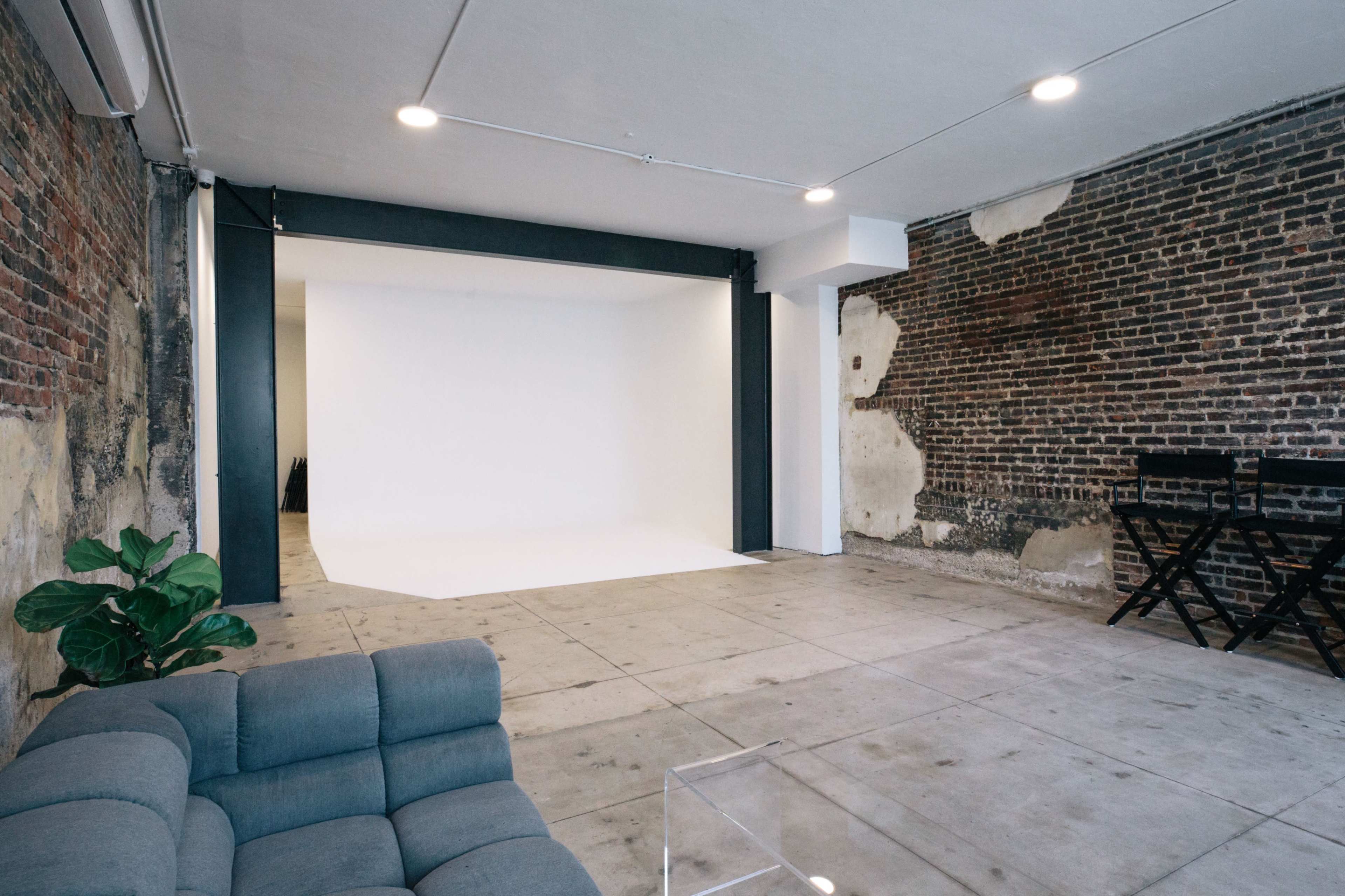 White Cyc Photo & Video Studio | Easy Load-In | Echo Park / DTLA - 11’ Ceilings • Sound-Friendly • Instant Book Image in Echo Park, Los Angeles, CA