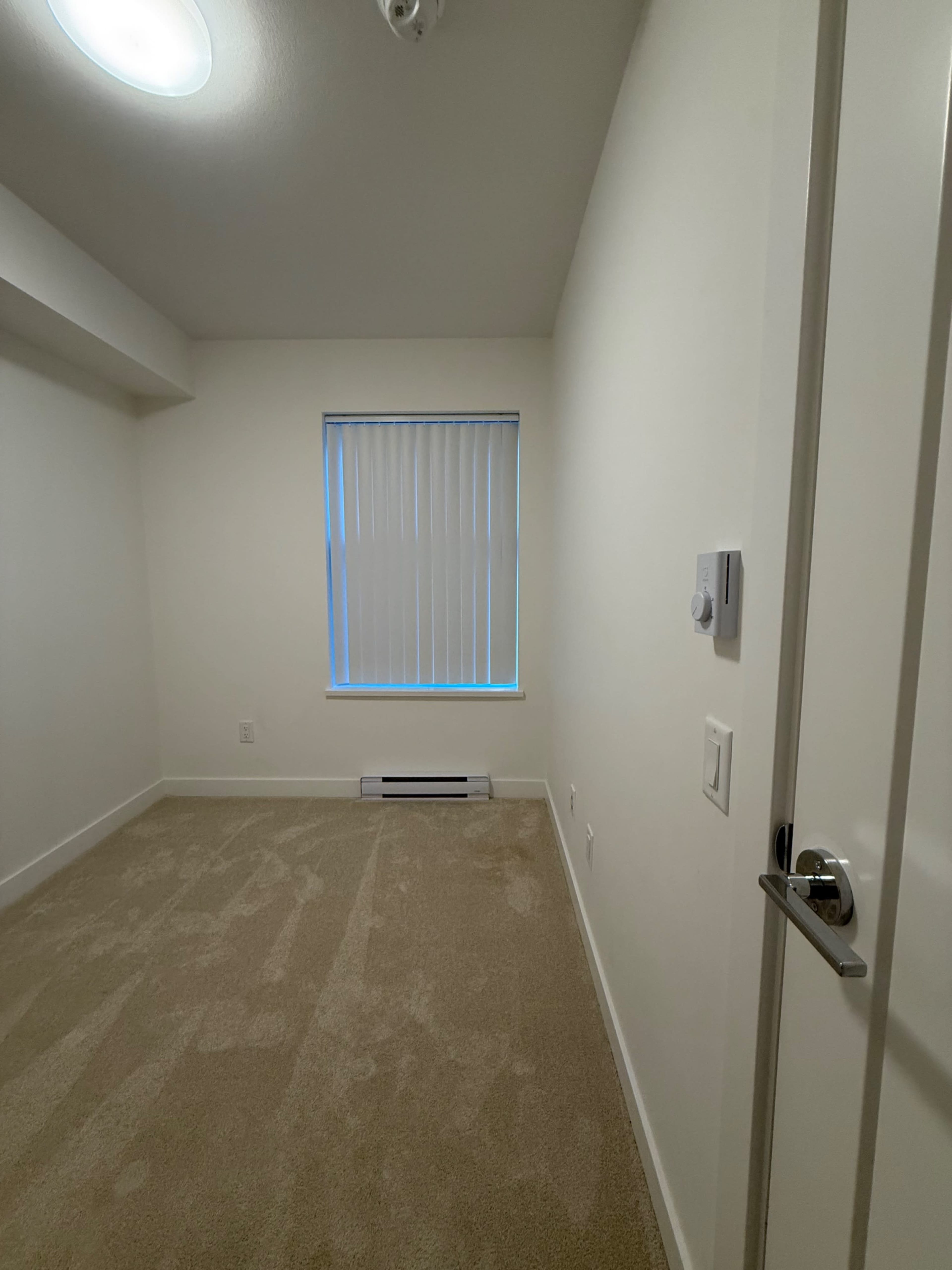 🎥✨ Clean & Bright Room for Content Creation | Private Washroom | Surrey Image in Newton, Surrey, BC