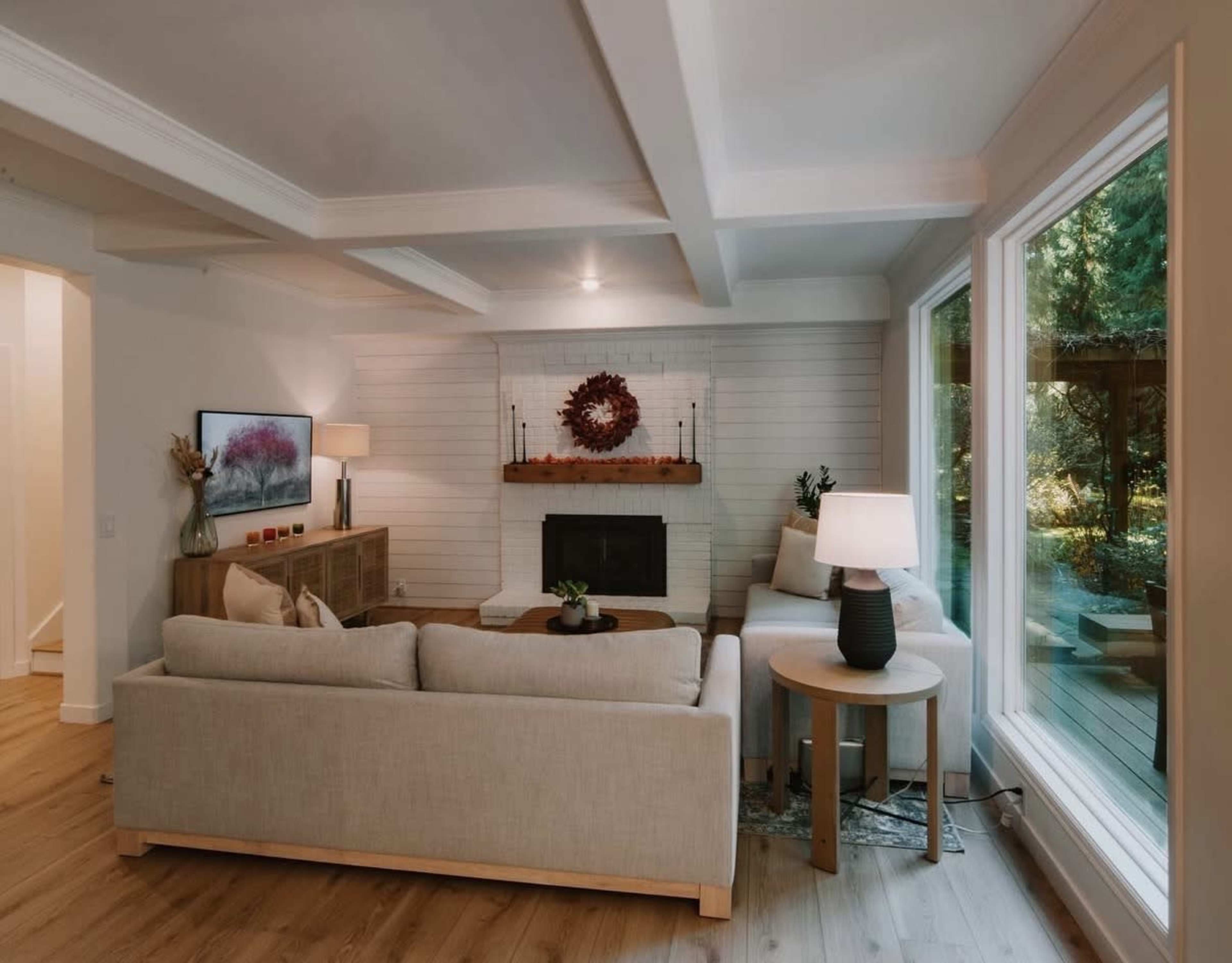 Suburban Modern Traditional Home Image in Cottage Lake, WOODINVILLE, WA