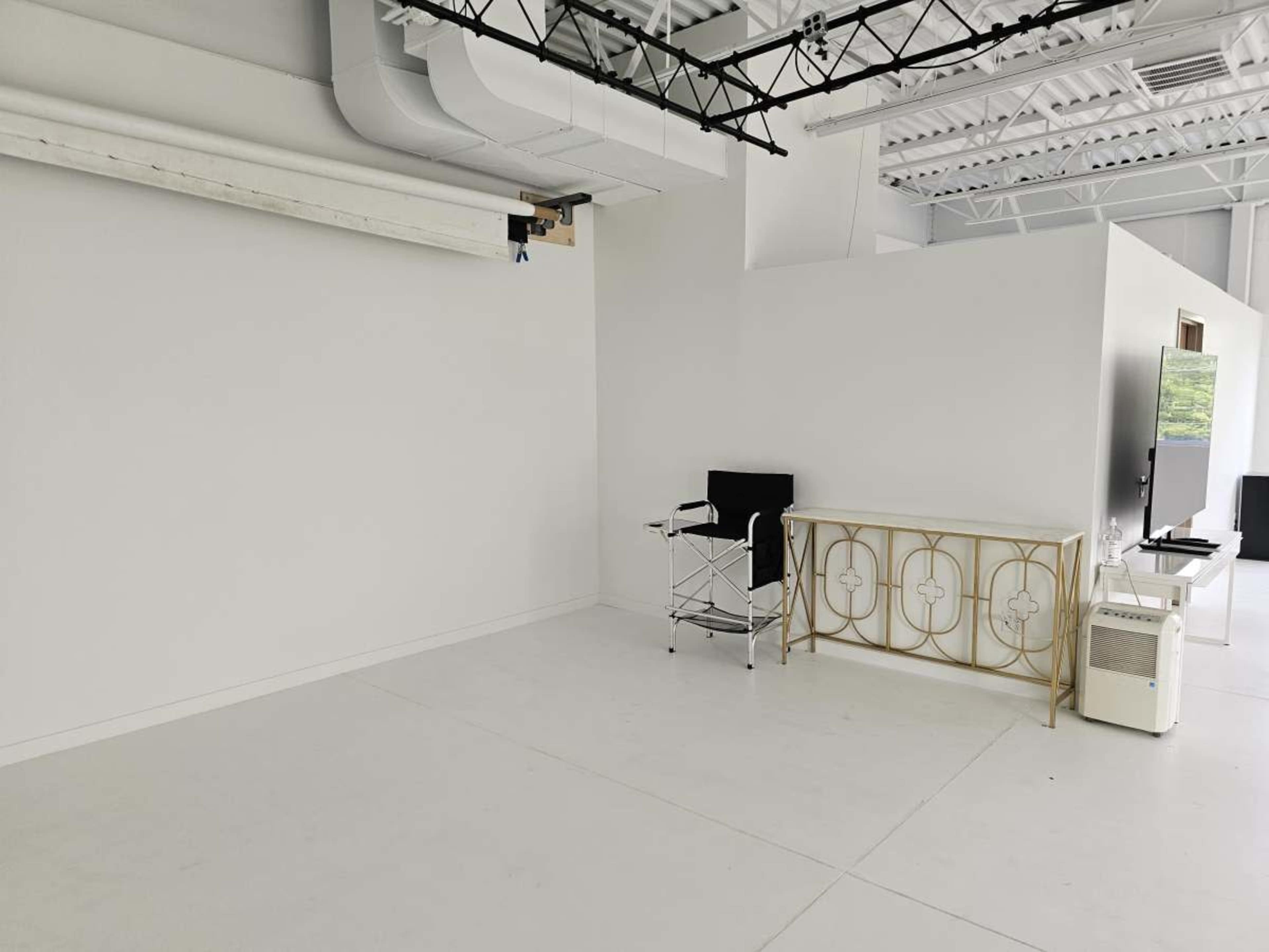 Beautiful Suburban Natural Light Meeting Space with FREE PARKING Image in New Hope, NEW HOPE, MN