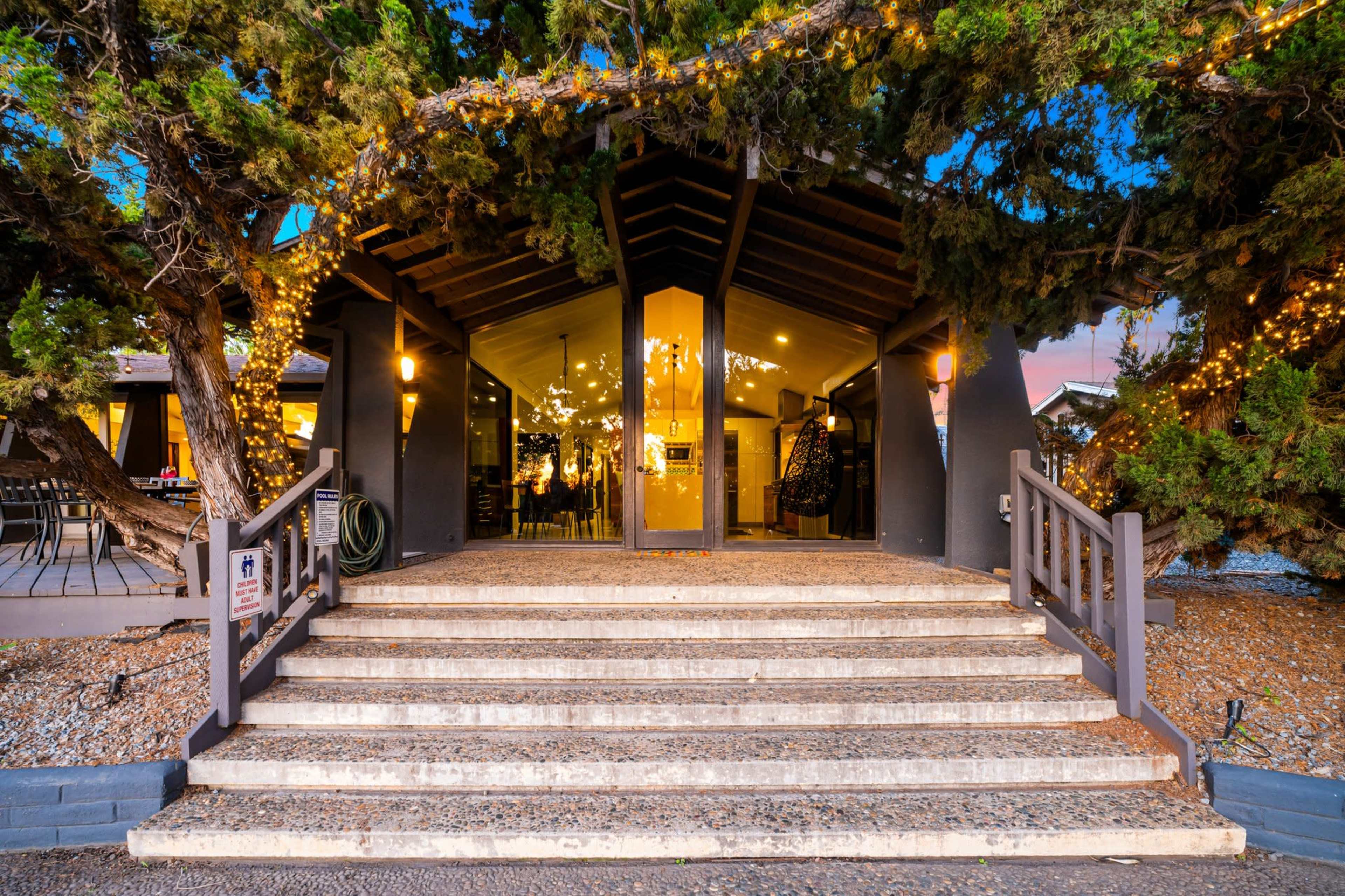 San Diego’s Eichler-inspired Modern Mid Century estate. Image in Granite Hills, El Cajon, CA