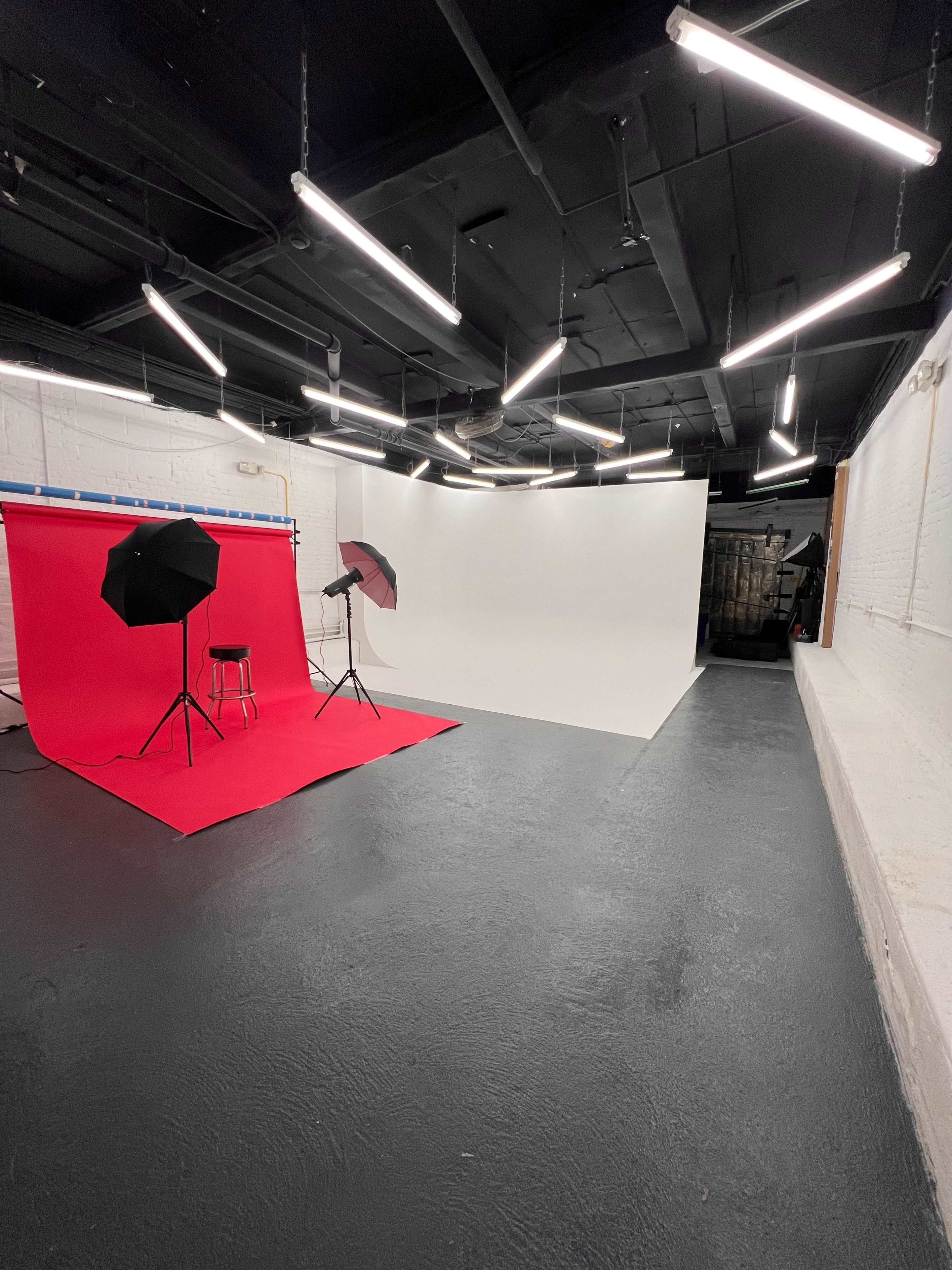 Street Level Studio with Infinity Wall & Backdrops Image in Cobble Hill, Brooklyn, NY