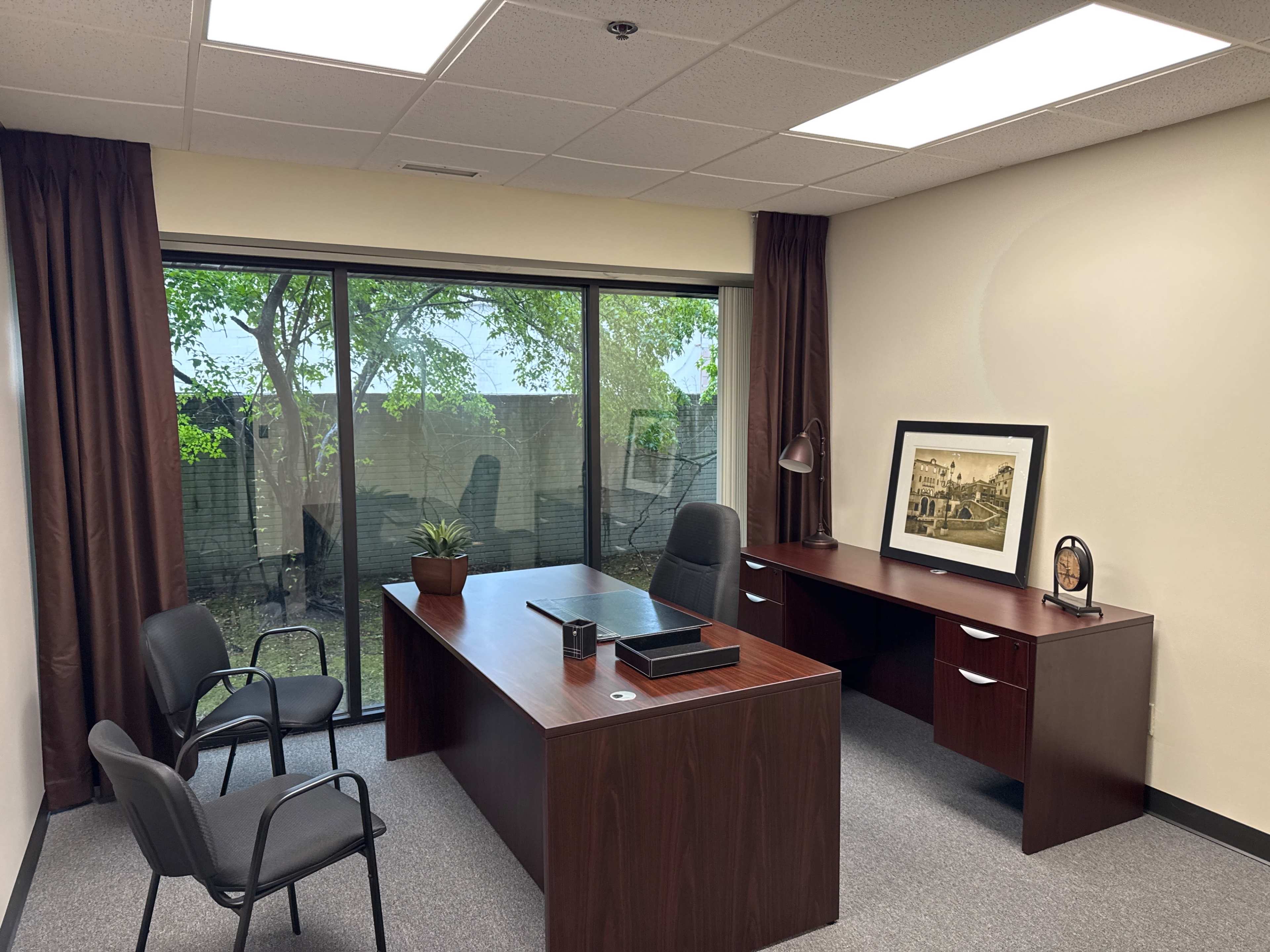 Day Office – Private Office with Full Wall of Windows Image in Bloomfield Township, Bloomfield Hills, MI