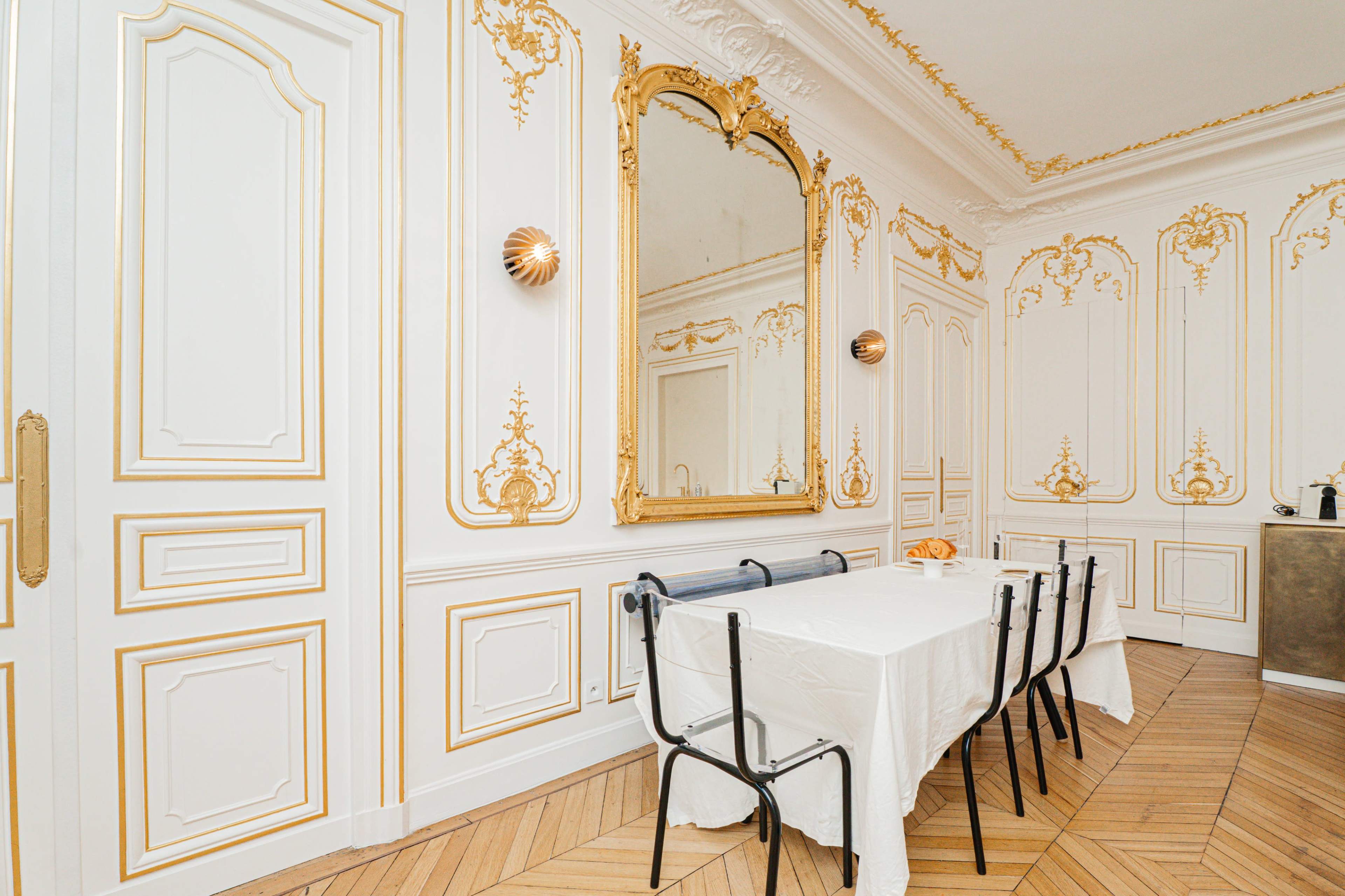 Le Salon Louis XIV Image in Saint-Georges, Paris