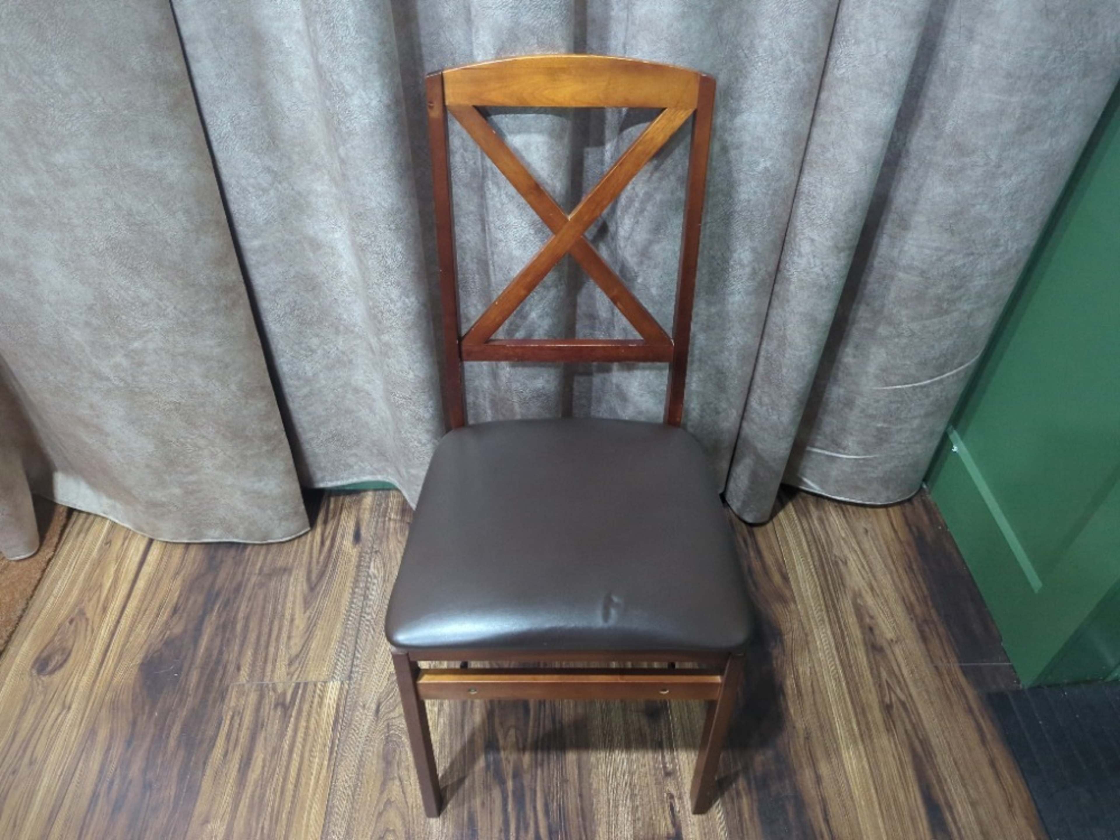 Foldable wooden cushioned chair