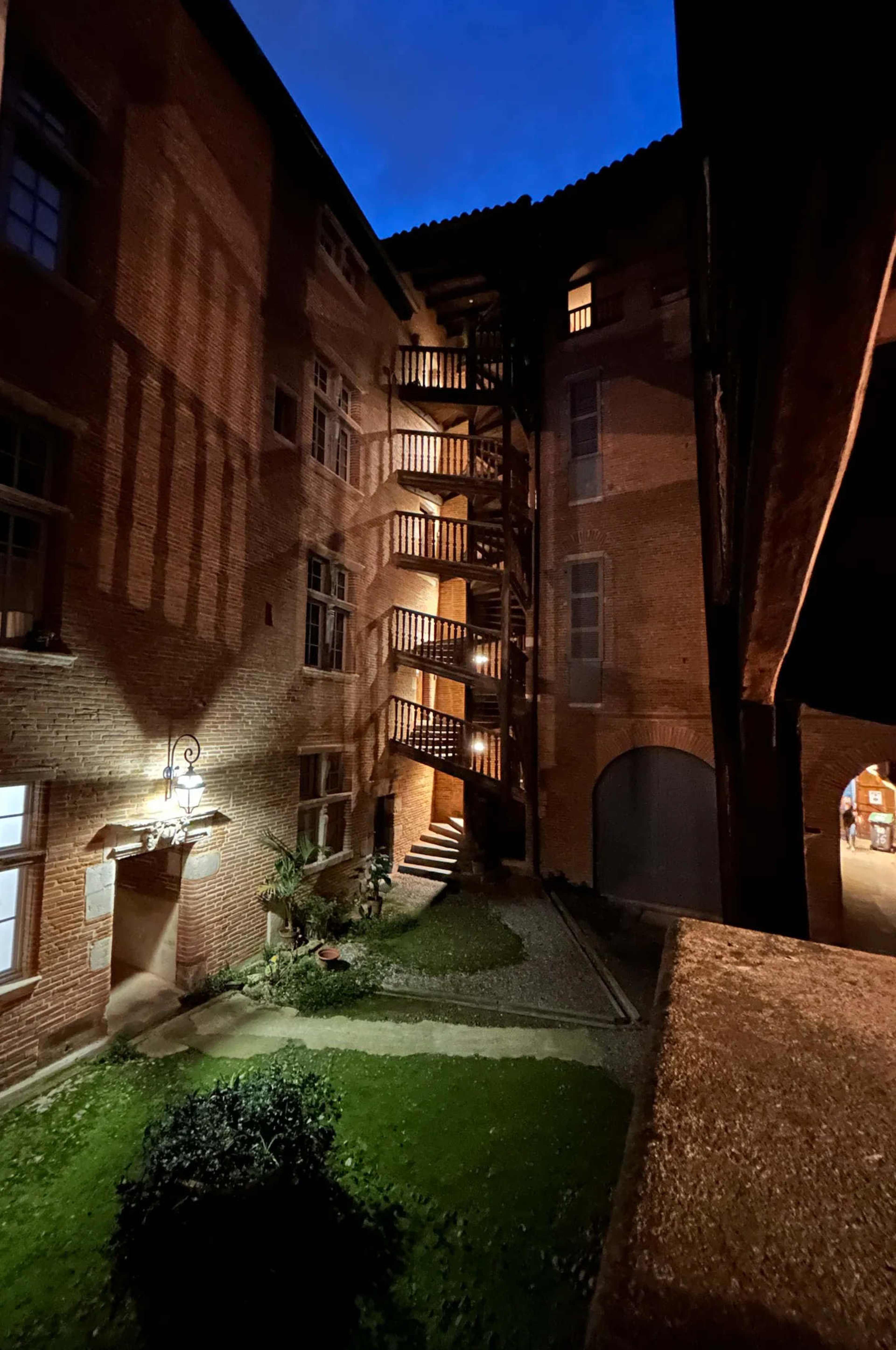 16th century renaissance studio (urban surroundings, 200m2, 60ft2) Image in Capitole de Toulouse, Toulouse