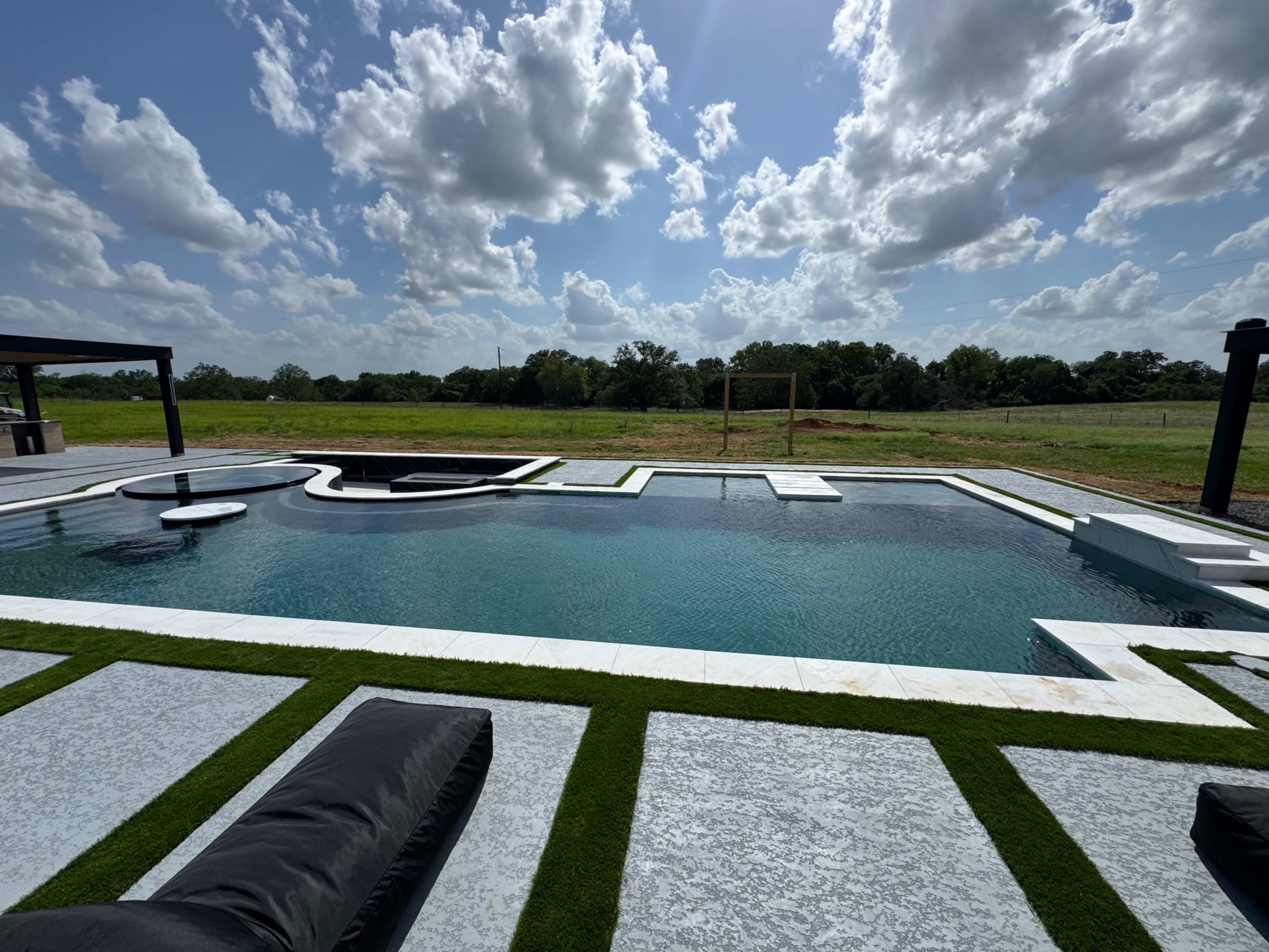 Luxury resort style pool, 100 acres. Outdoor Kitchen and restroom Image in , smithville, TX