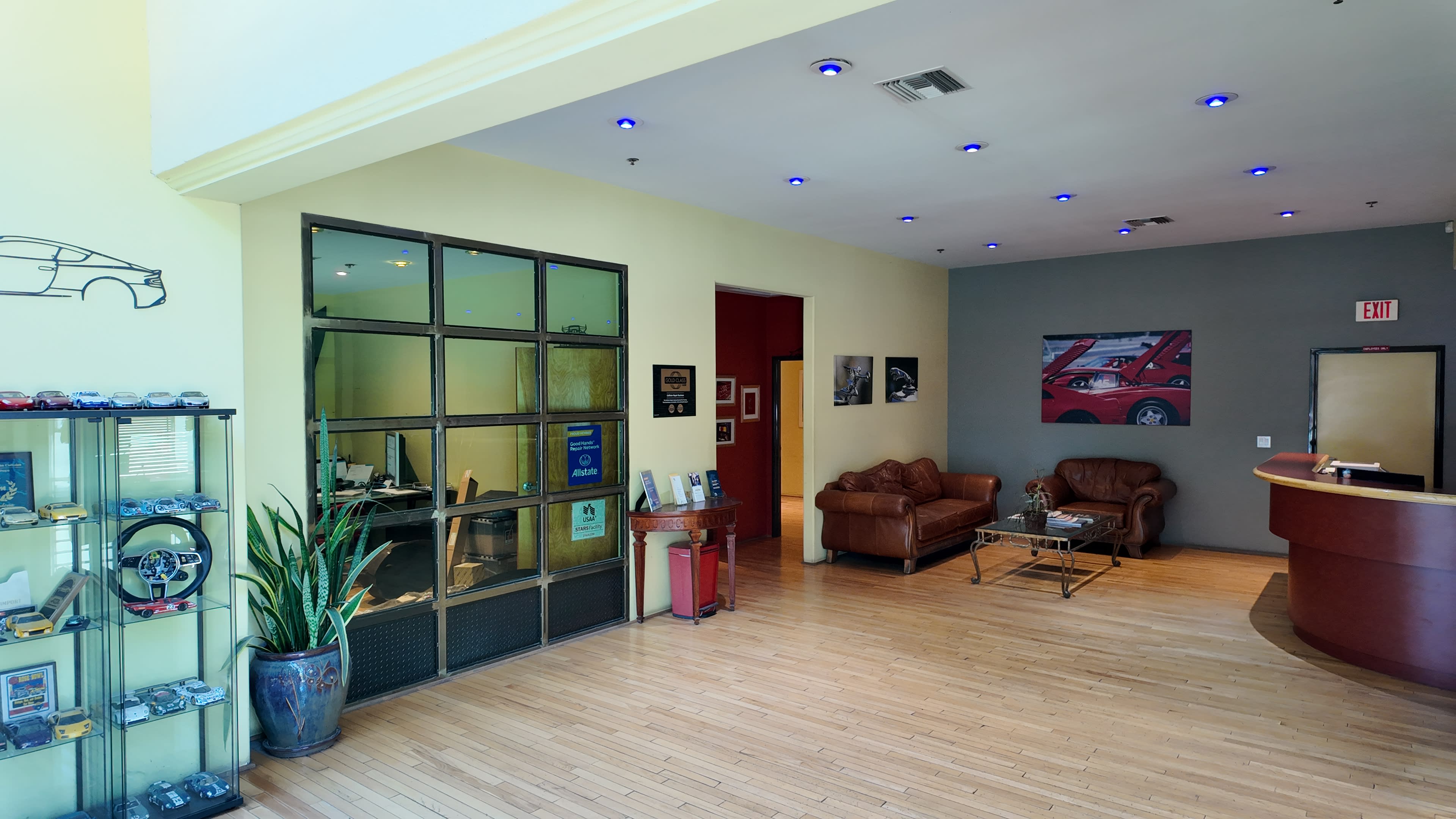 Clean, Classy Industrial Office for Autobody Shop Image in Jefferson Park, Pasadena, CA