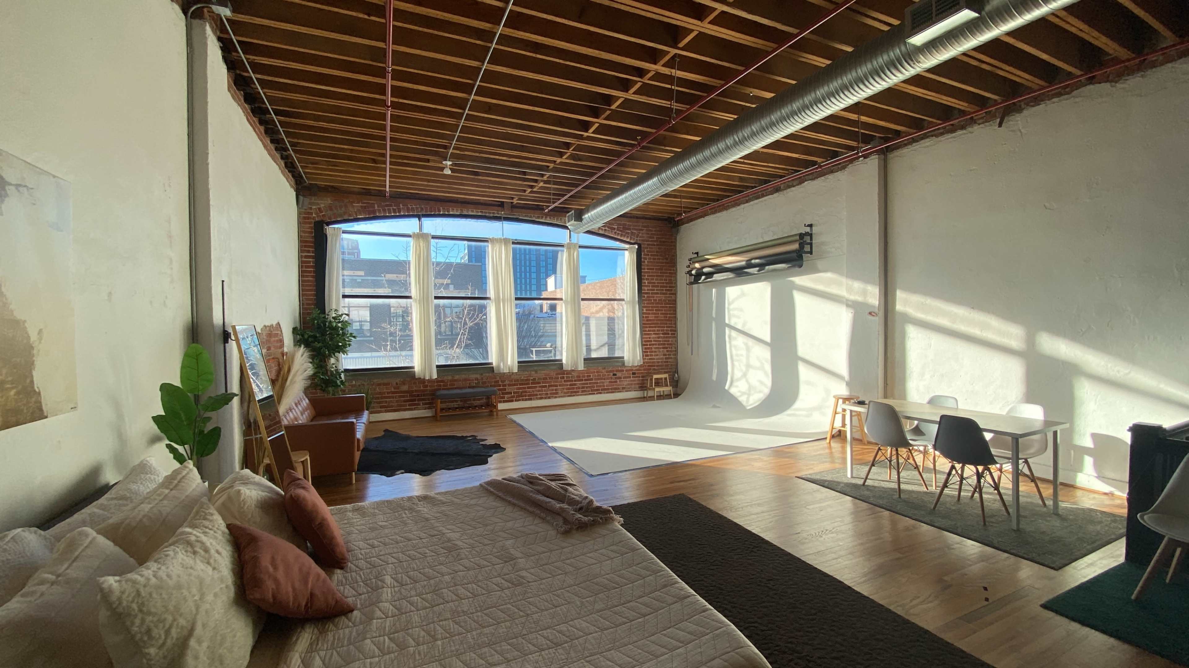 Elegant Daylight Boudoir Studio  in Kansas City (2 Hour Minimum) Image in Downtown Kansas City, Kansas City, MO