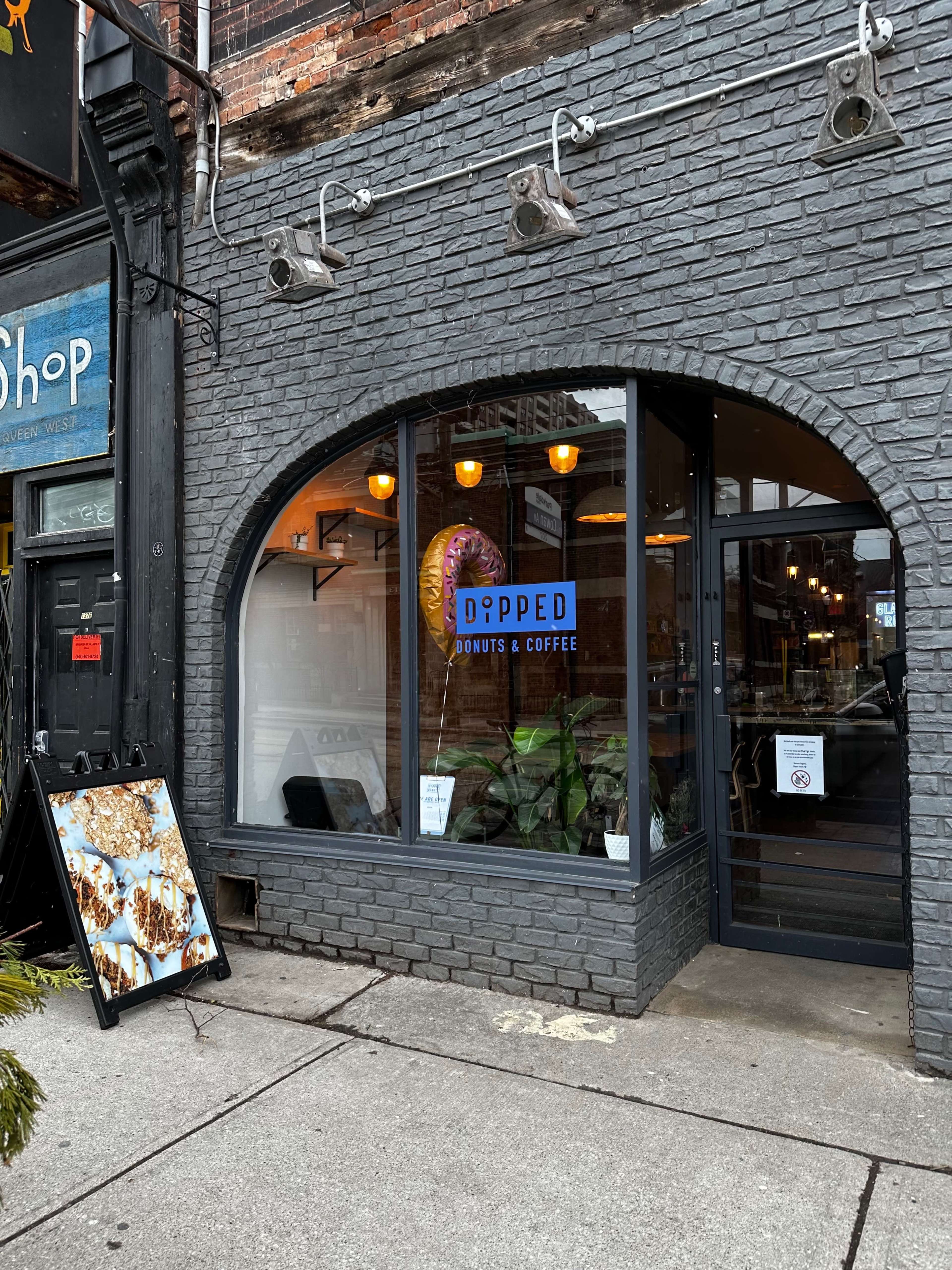 Downtown 1000sqft rustic Space with high ceilings, brick walls and cozy atmosphere Image in Parkdale, Toronto, ON