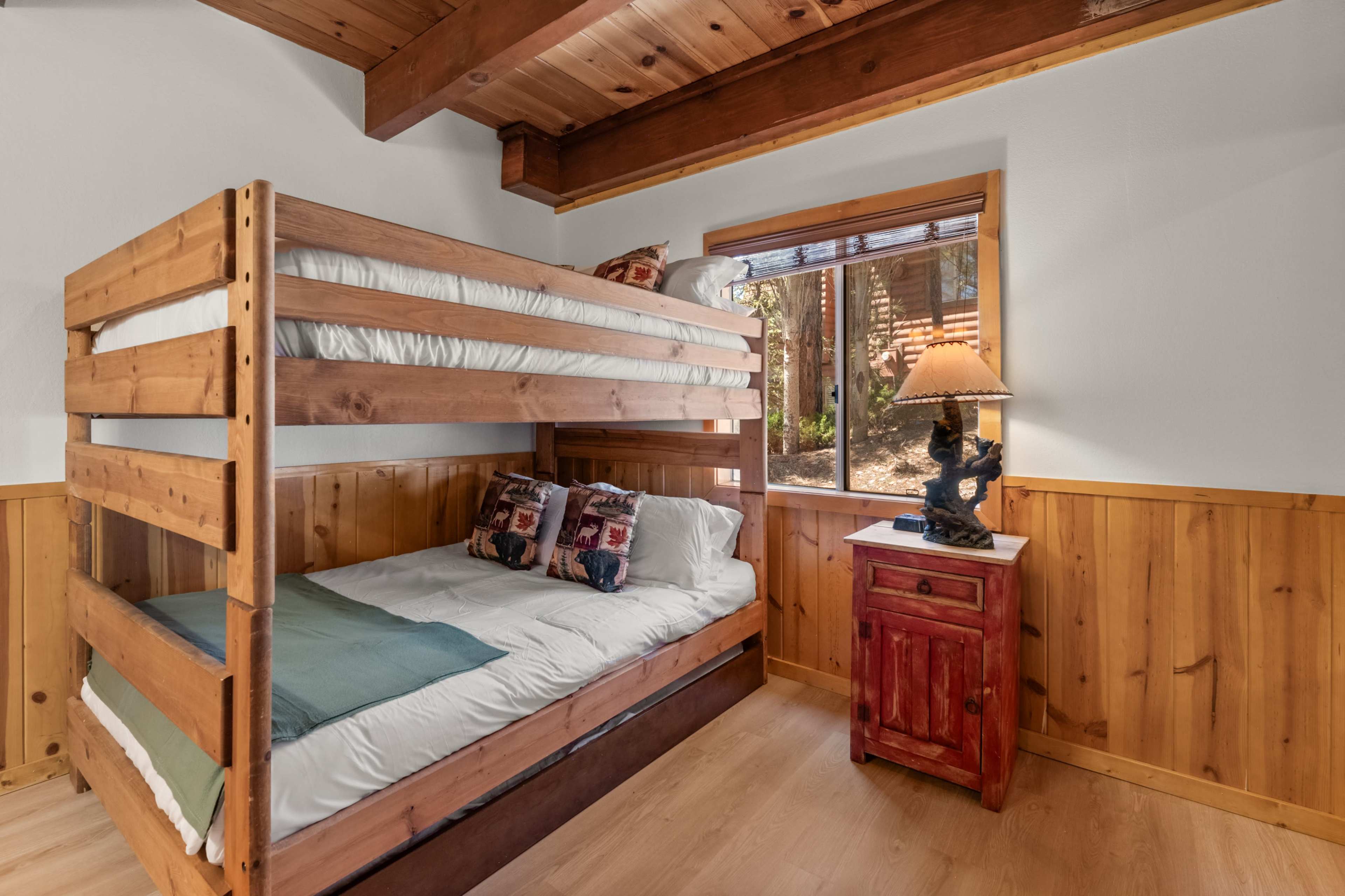 Stunning Cabin w/gorgeous views, deck, yard &  spa. Image in Big Bear Lake, Big Bear Lake, CA