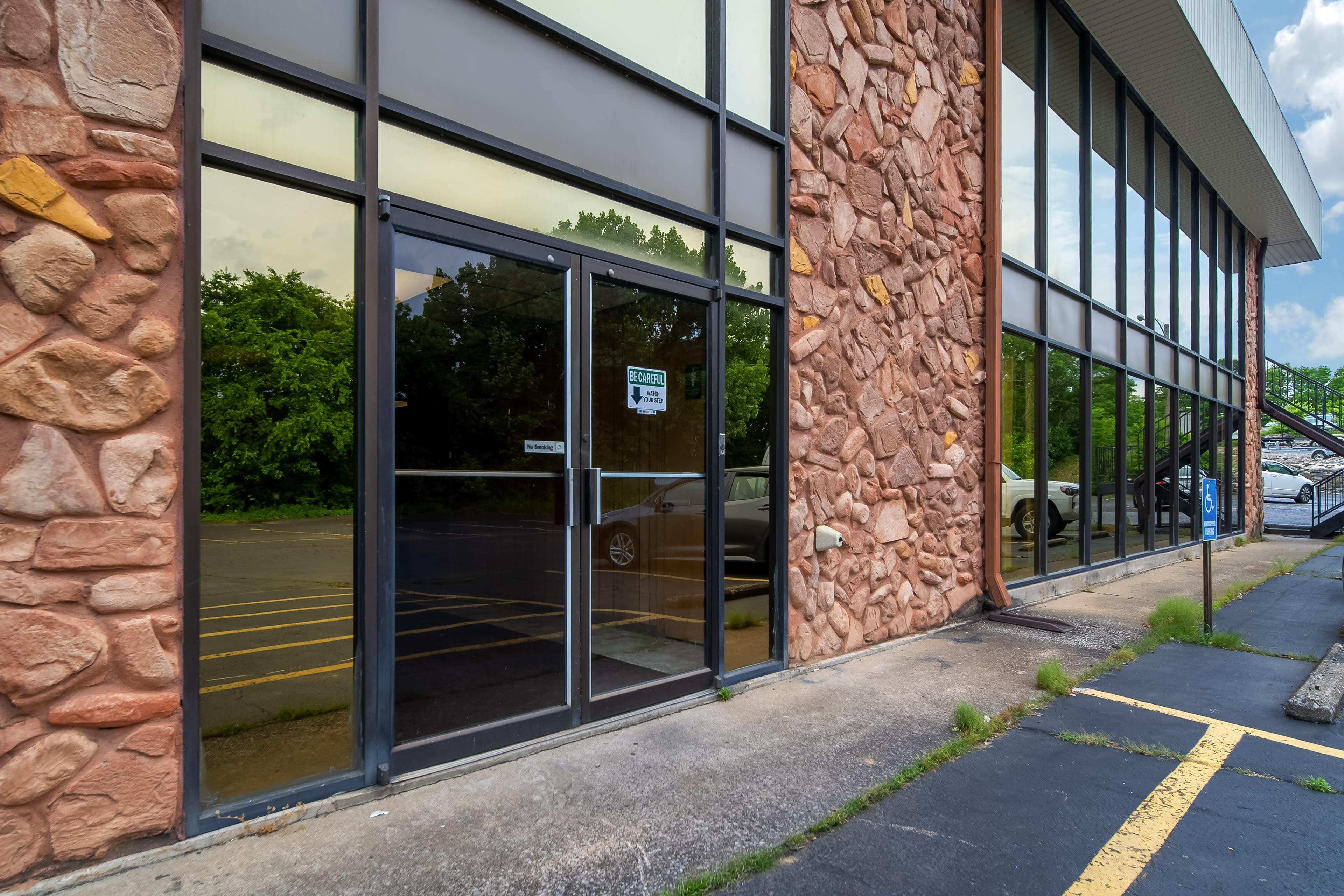 Professional Podcast Studio with High - Quality Equipment, Acoustics and Soundproof Image in Hendersonville, Hendersonville, TN
