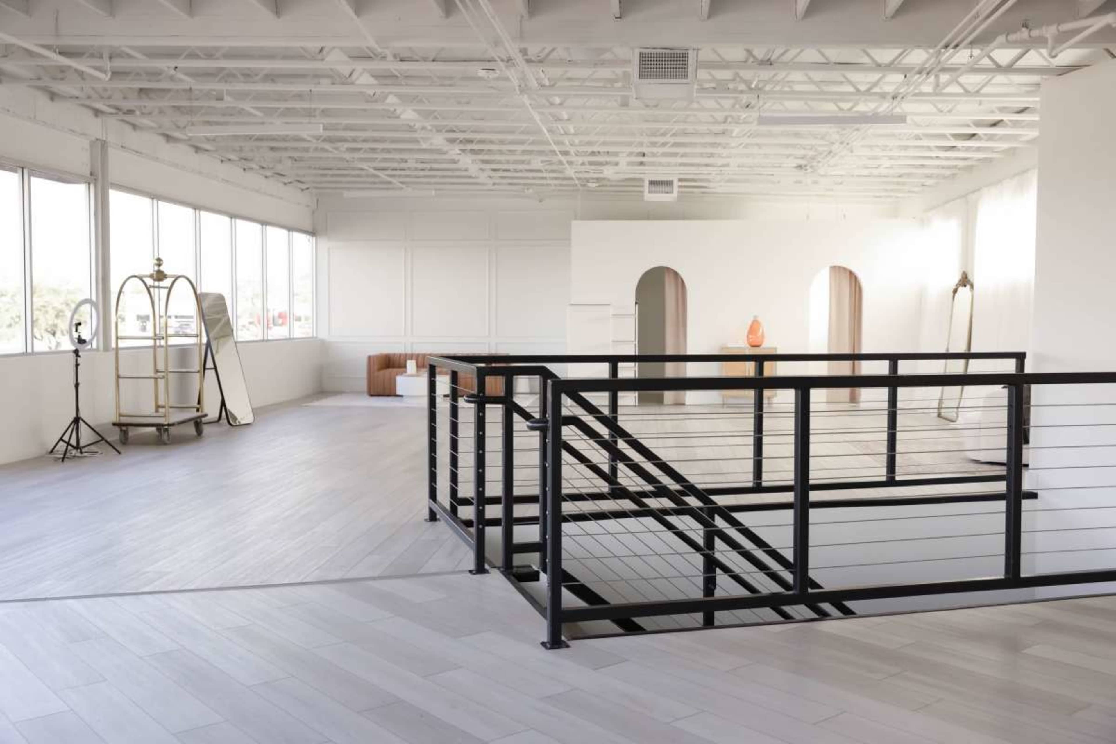 North Scottsdale 3,000 sq ft Light and Bright Intimate Event Studio Image in Scottspark Business Center, Scottsdale, AZ