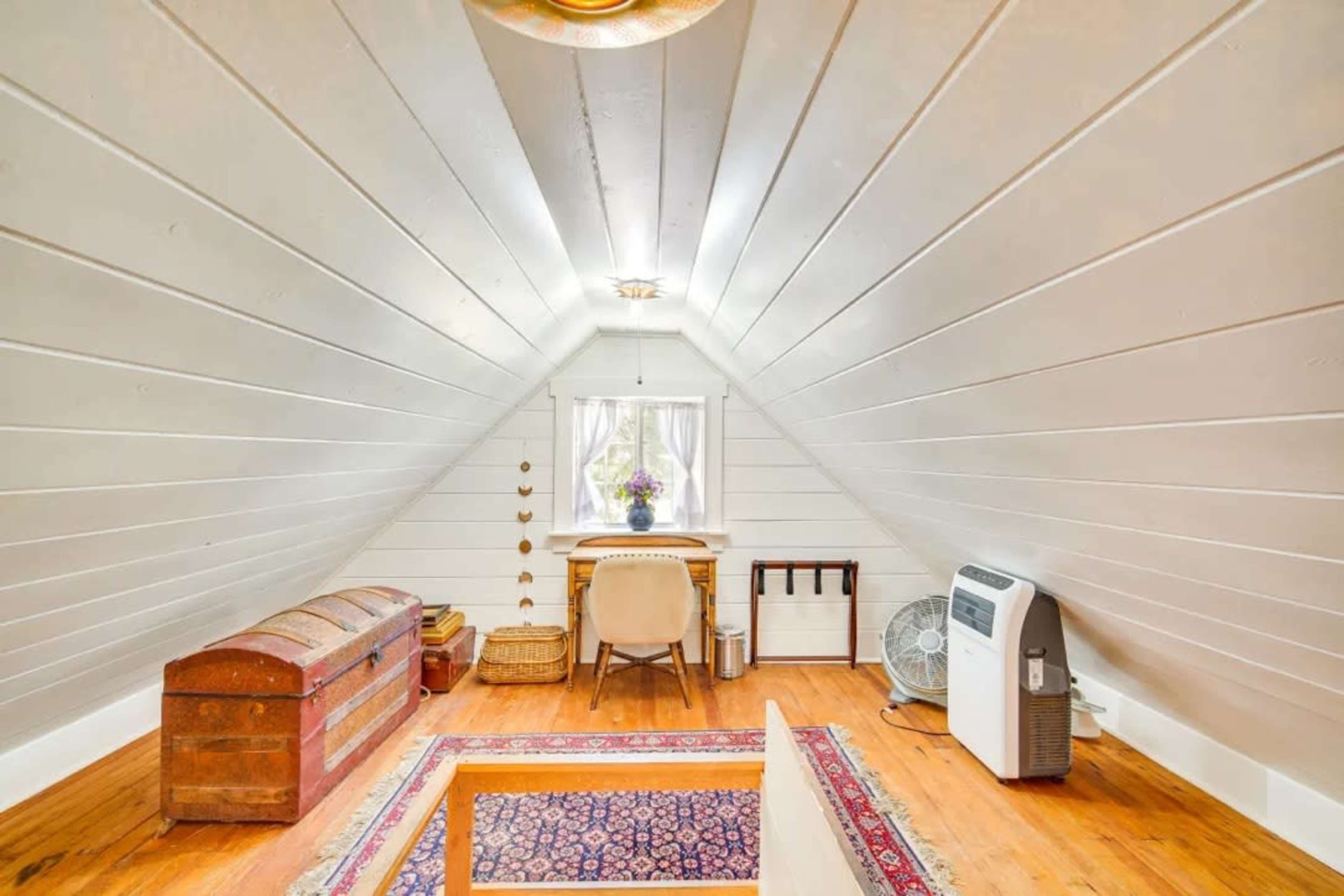 Cute & Cozy Vintage Cabin in the Wooded Mountains Image in Crestline, Crestline, CA