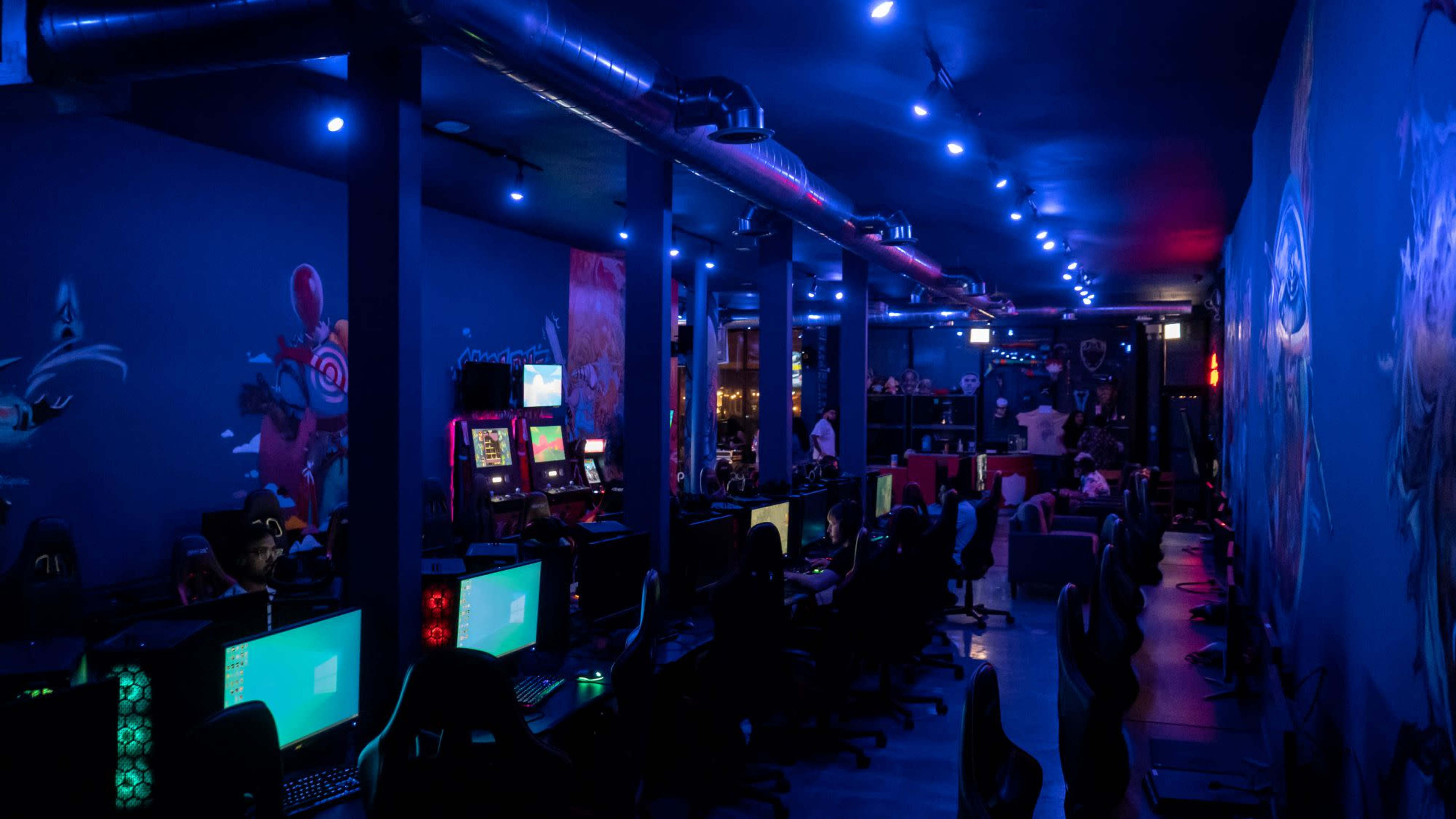 Gaming Lounge with bar Image in Logan Square, CHICAGO, IL