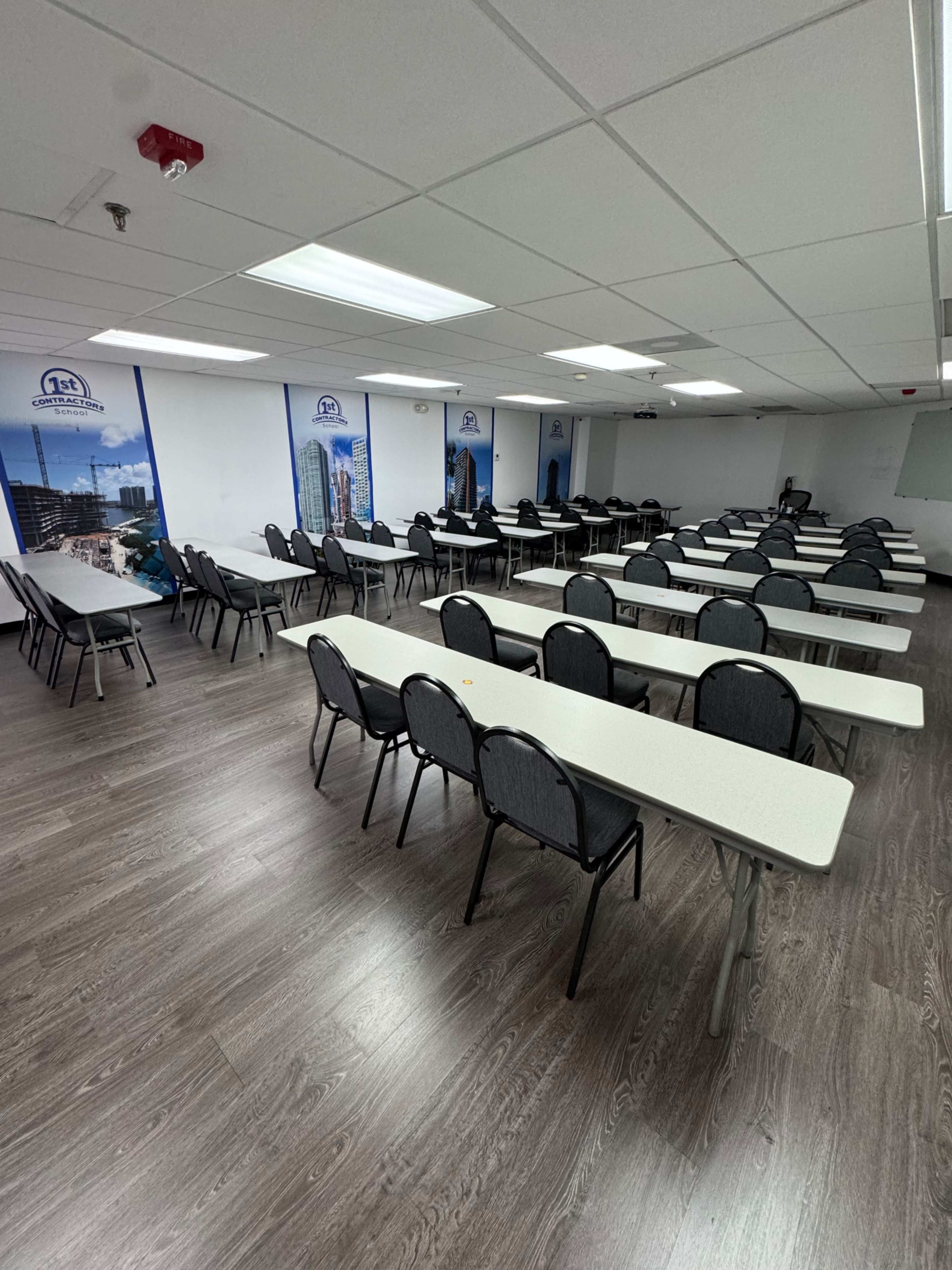 Salón de clases amplio, moderno, cómodo con aire acondicionado en el corazón de Medley Image in Medley, Medley, FL