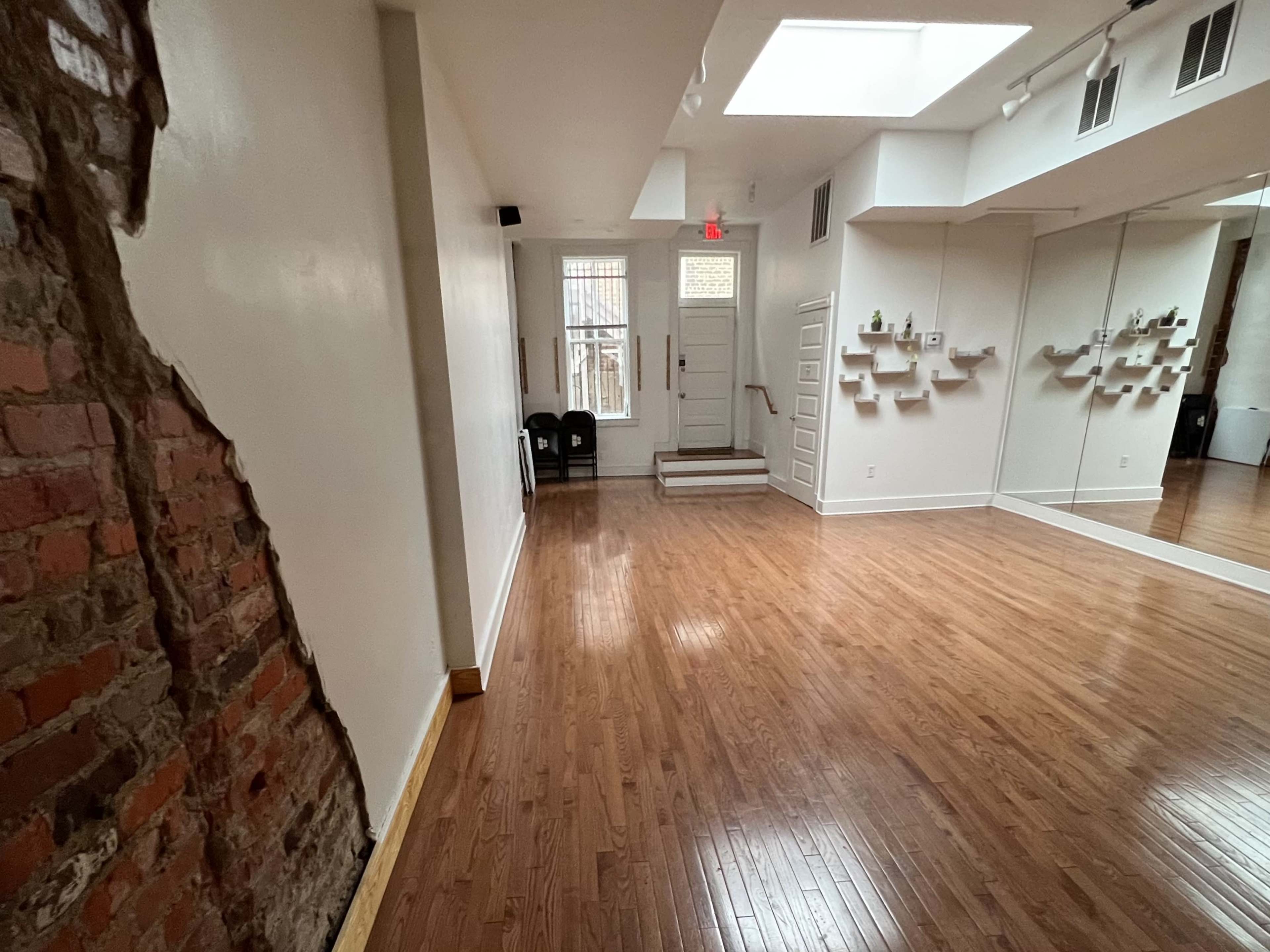 Downtown blank canvas (natural light) studio and/or event and/or meeting and/ or dance studio  space Image in Downtown, Richmond, VA