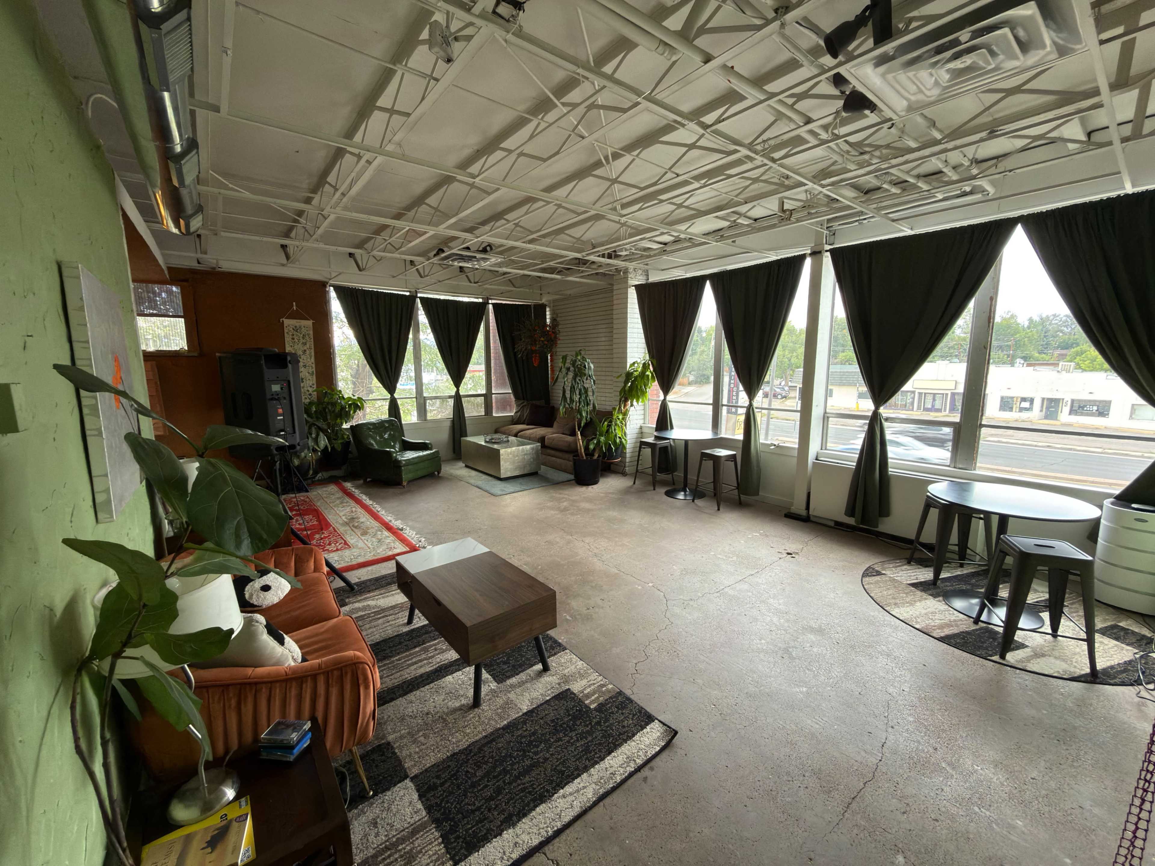 Affordable Photo-studio with Multiple Backdrops and Rentable Lighting Equipment. Image in Eiber, Lakewood, CO