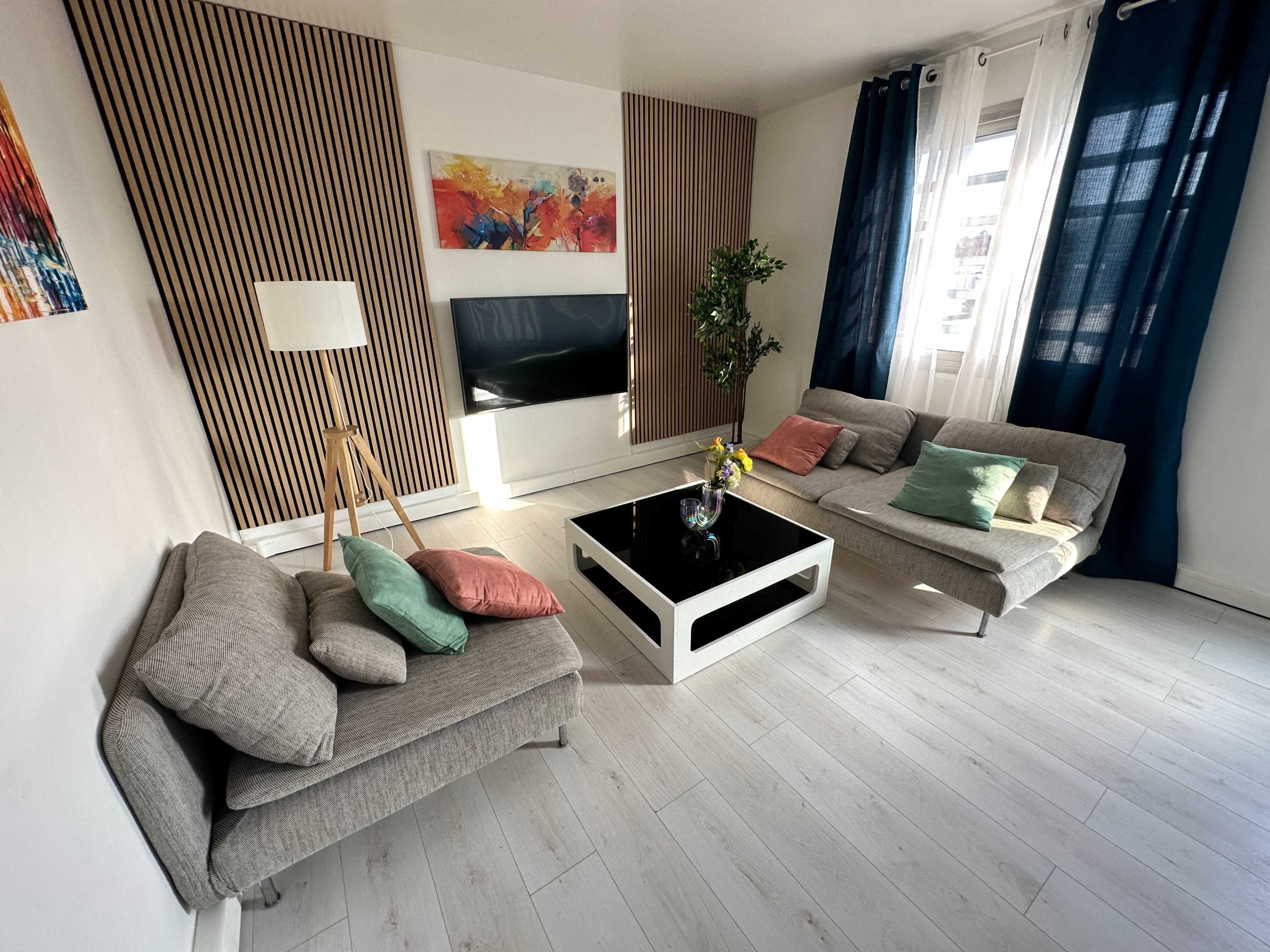 Appartement haussmannien avec salle à vivre Image in , Chilly Mazzarin, 