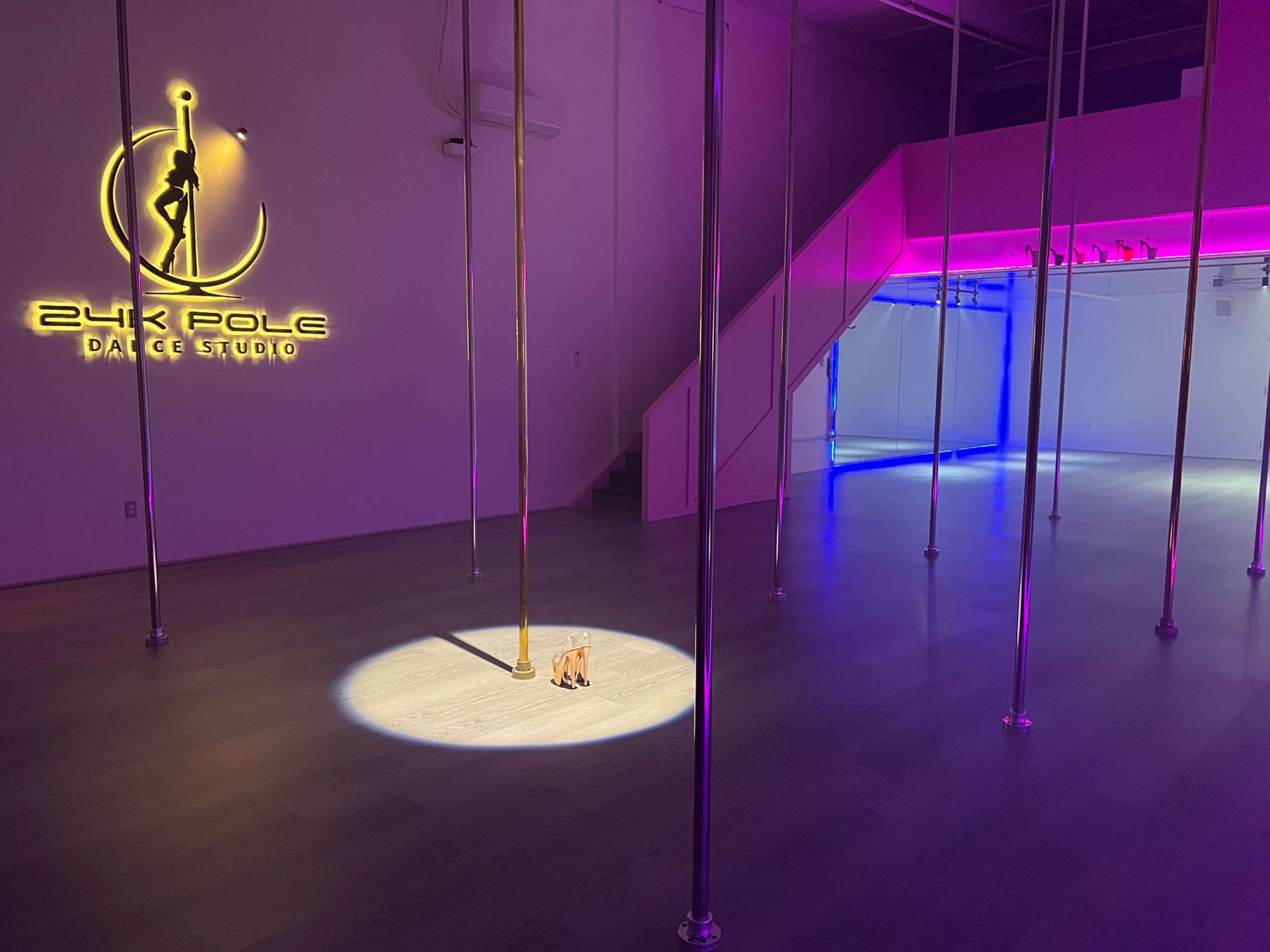 Spacious Urban Dance Studio with 18-Foot Poles & Mirrored Ceiling Image in East Peralta, Oakland, CA