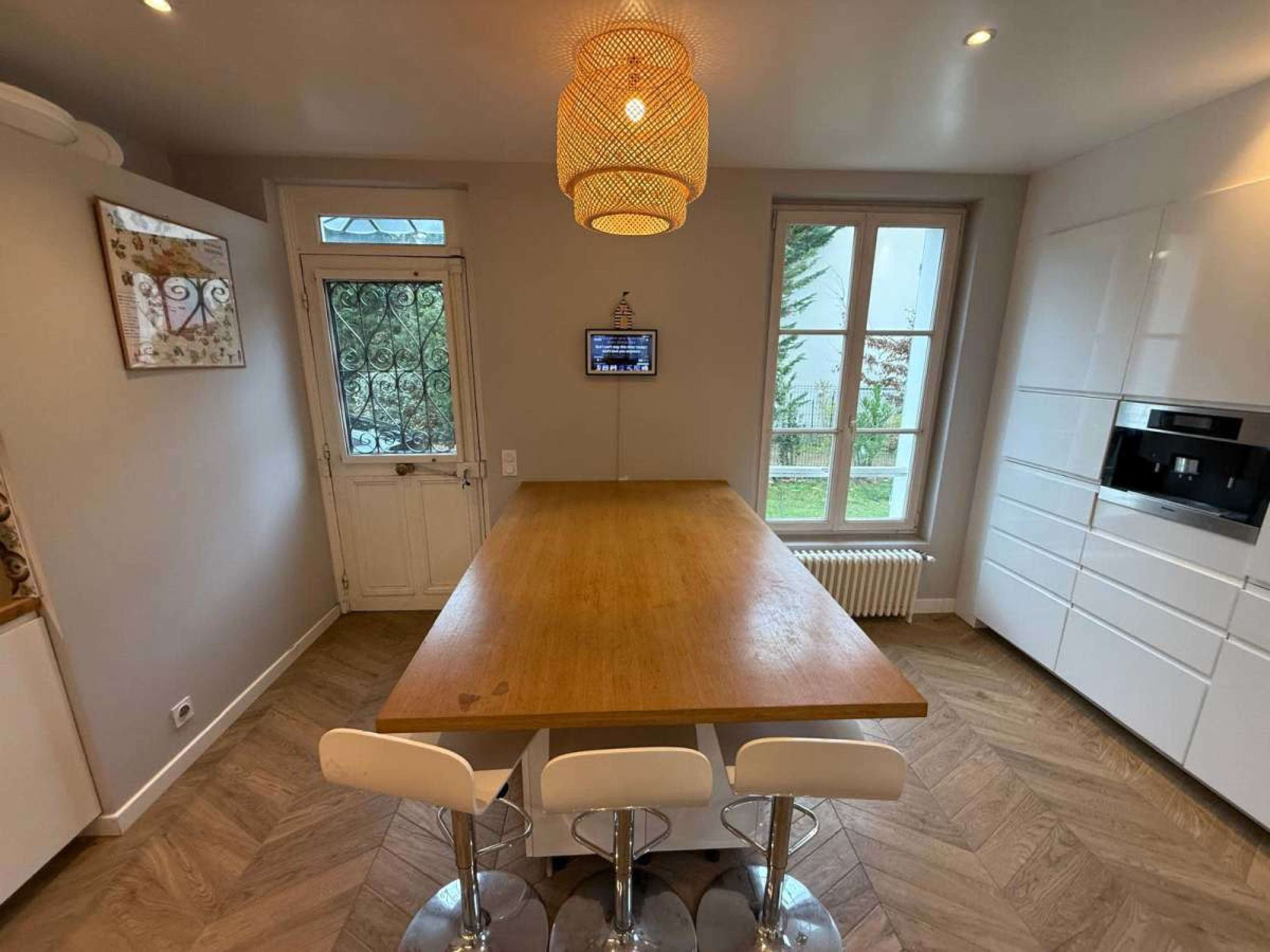 Maison de maître avec grand jardin au Vésinet Image in , LE VESINET