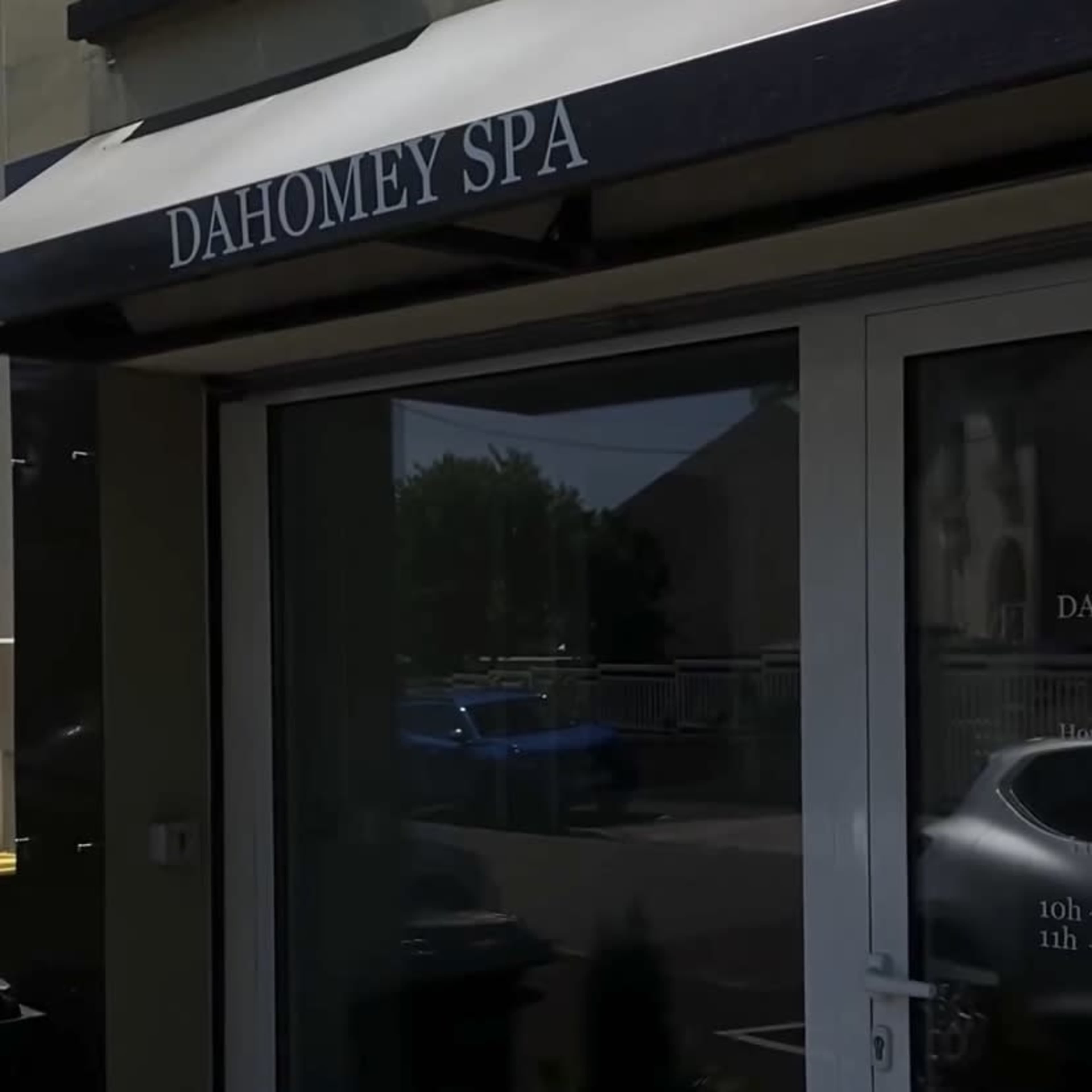 The entrance of a spa called "DAHOMEY SPA," featuring a canopy and large glass doors.