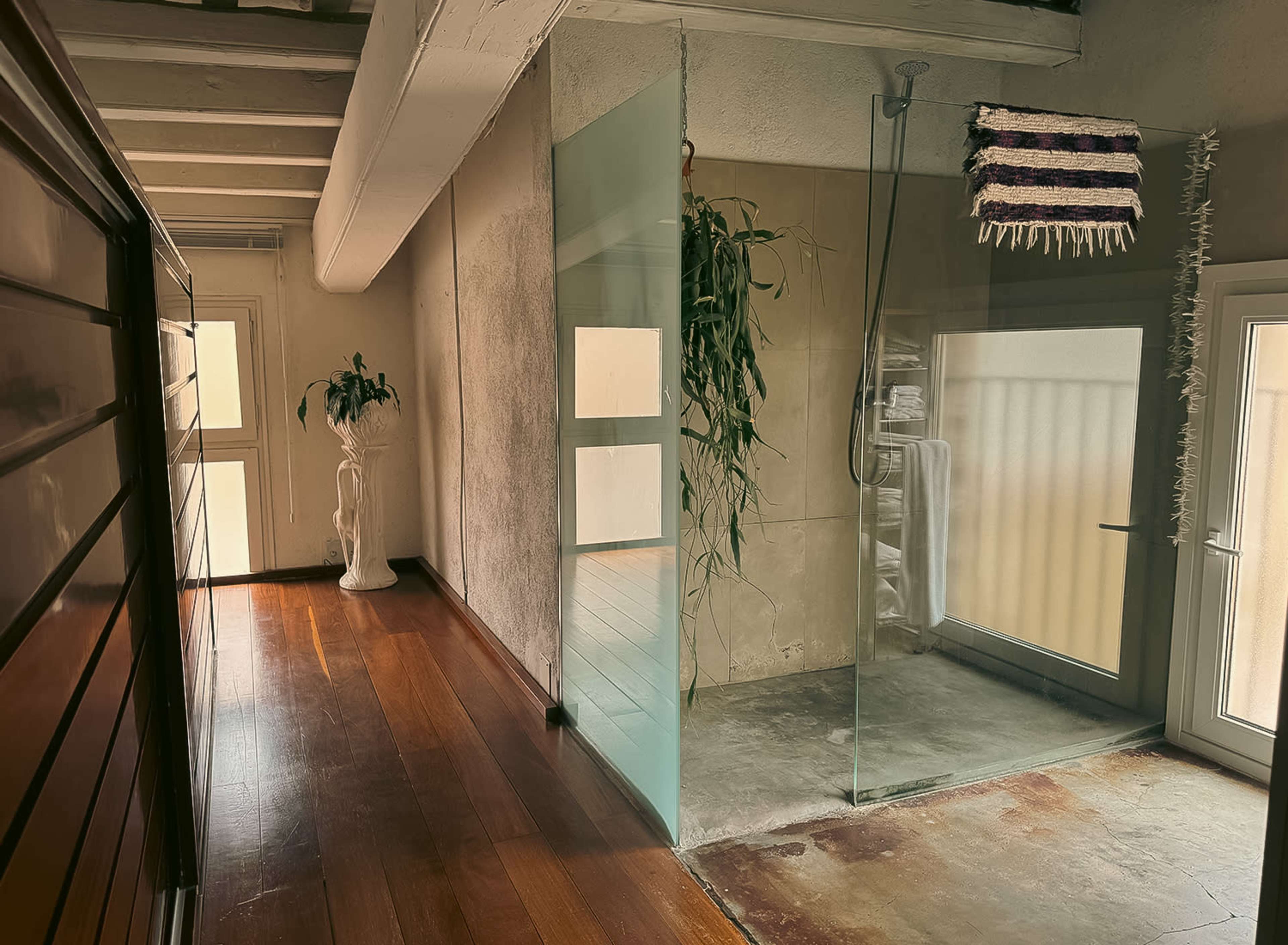 Bright & Versatile Studio Loft in Barcelona center with Terrace, Kitchen, Bathroom & Bed for Photoshoots Image in Sant Pere, Barcelona, B