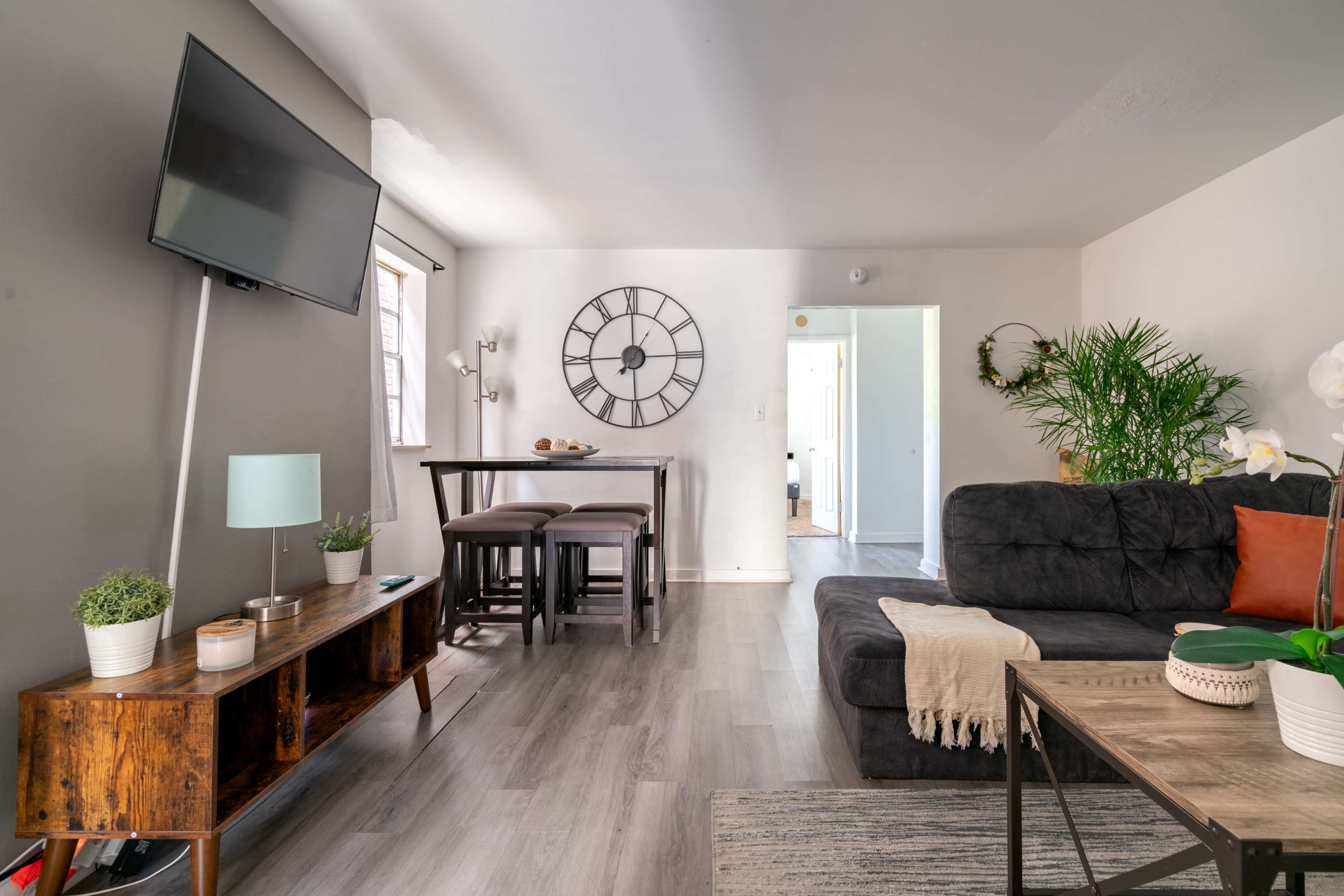 Casa Uno 🌿🐯 Short North • Convention • Private Parking • Pets Image in Victorian Village, Columbus, OH