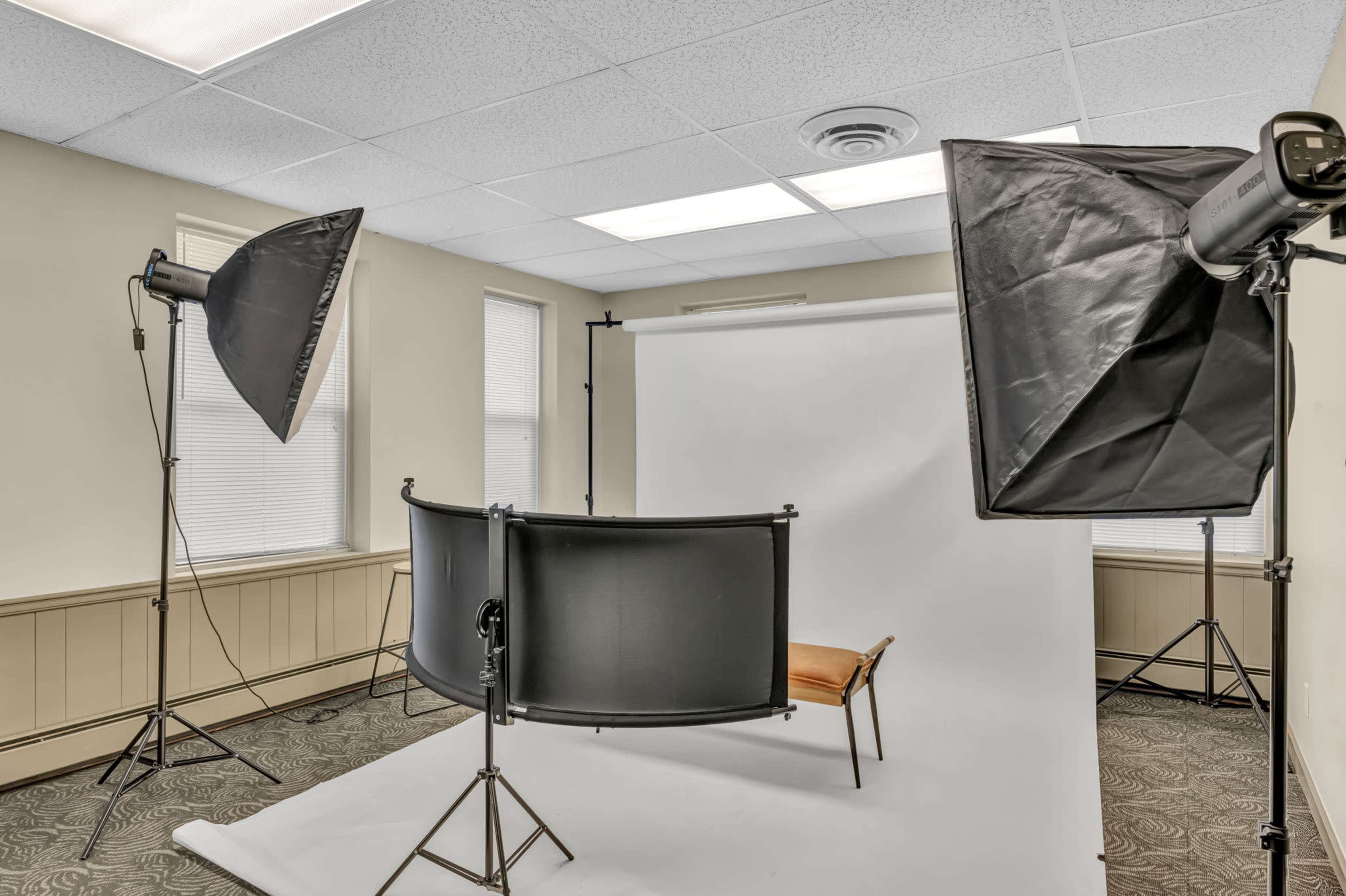 Lakewood Creative Studio with Multiple Sets Image in Lakewood, Lakewood, OH