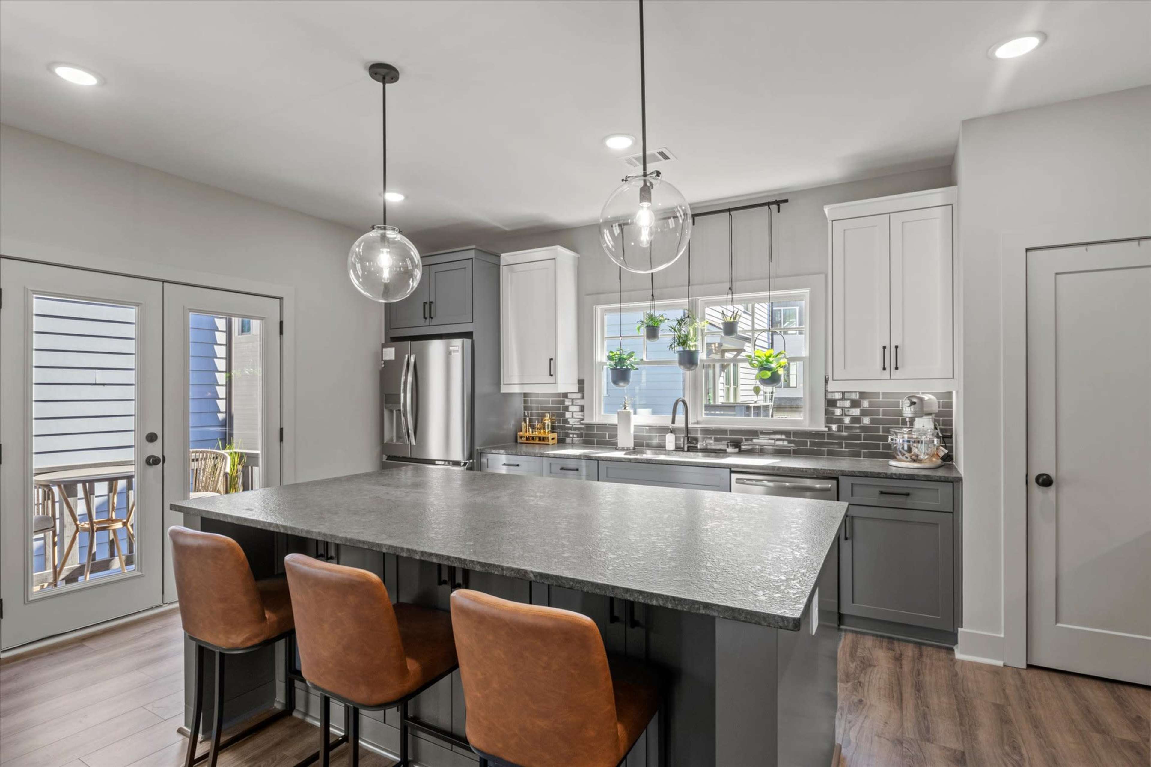 Beautiful Designer Home with ample natural light Image in Hapeville, Hapeville, GA