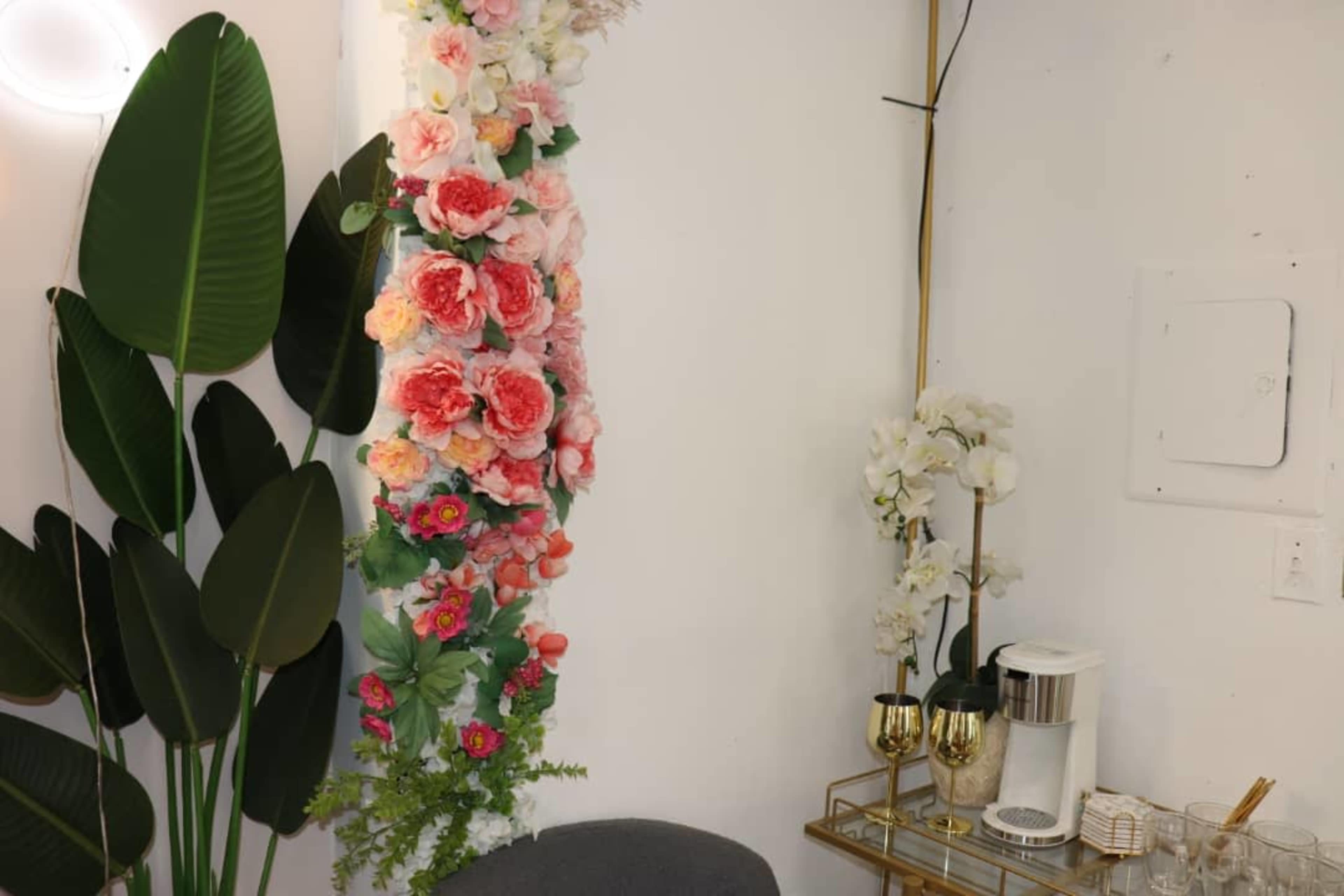 Beauty Bar with Private Open Layout Image in Bellerose Terrace, Floral Park, NY