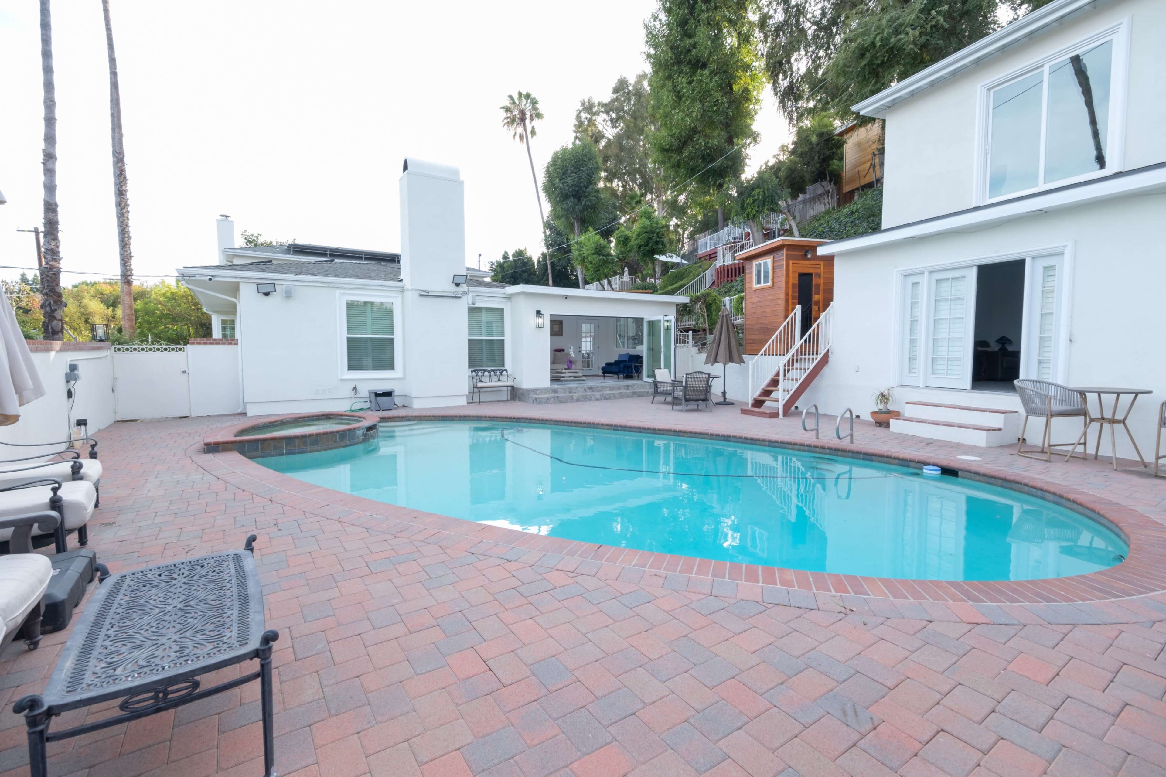 Modern White House tranquil retreat Image in Woodland Hills, WOODLAND HILLS, CA