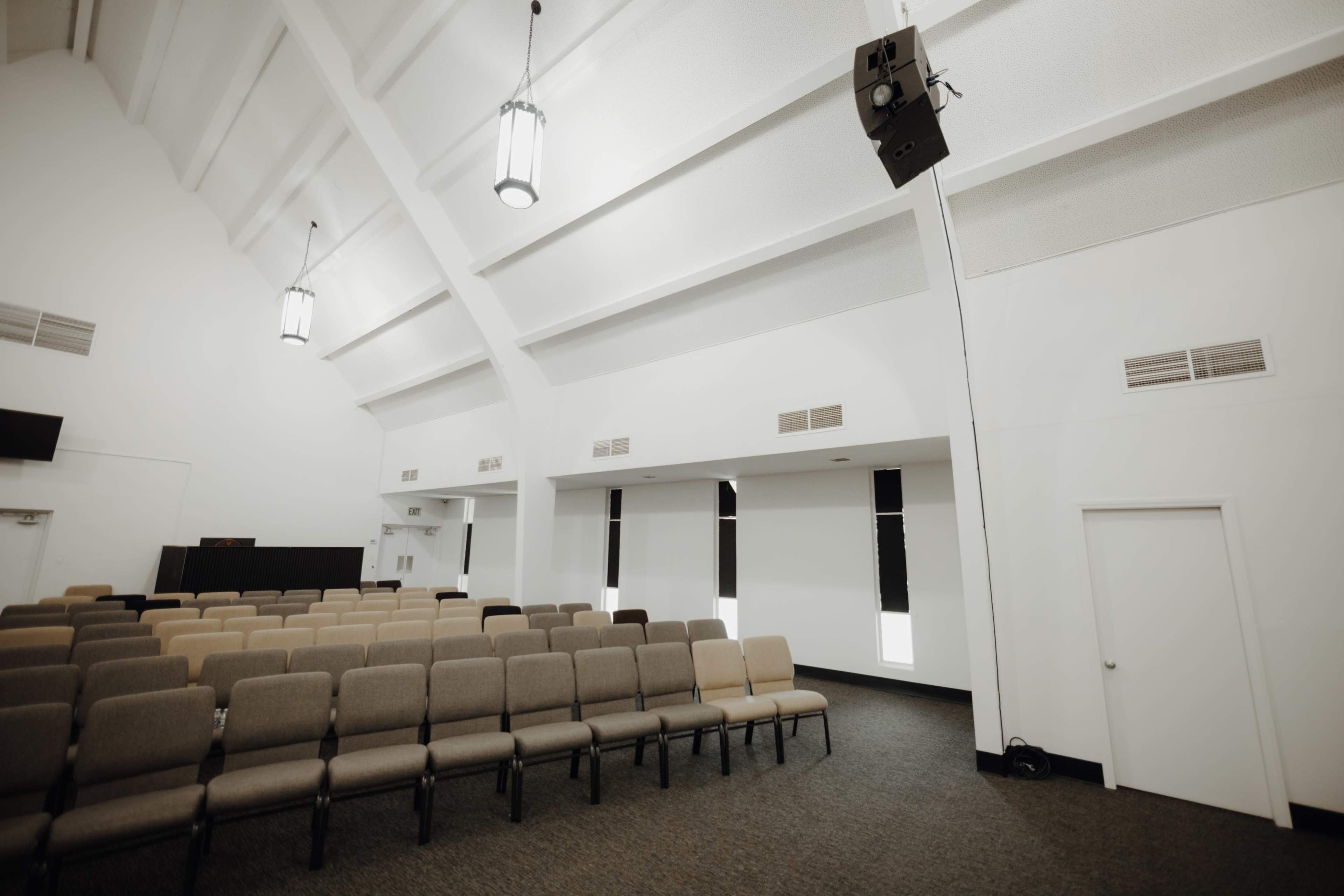 Bright Neutral Chapel Image in Whittier, Whittier, CA