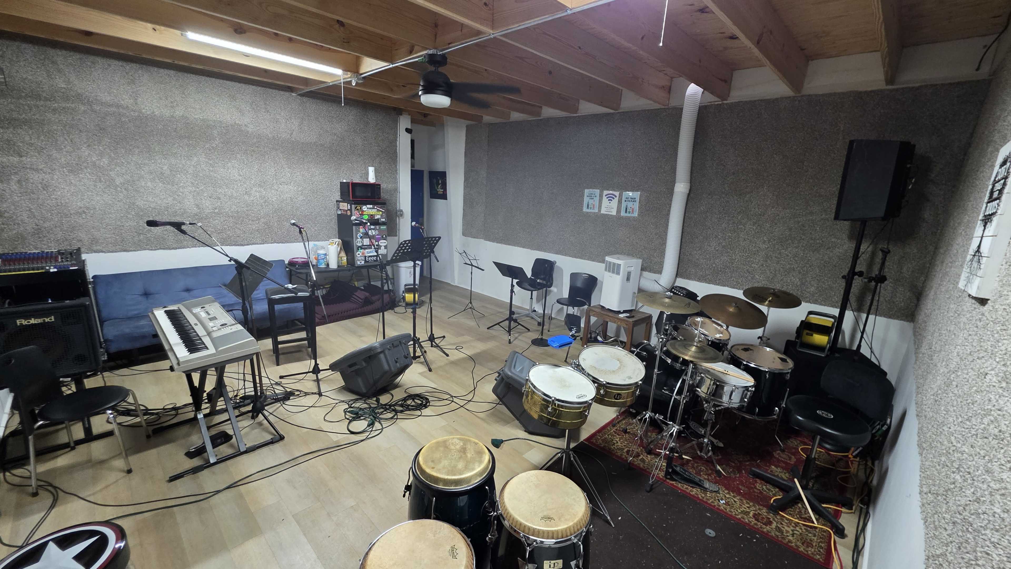 Rehearsal studio on Beltway 8 and 290. (NORTHWEST AREA) Image in Carverdale, Houston, TX