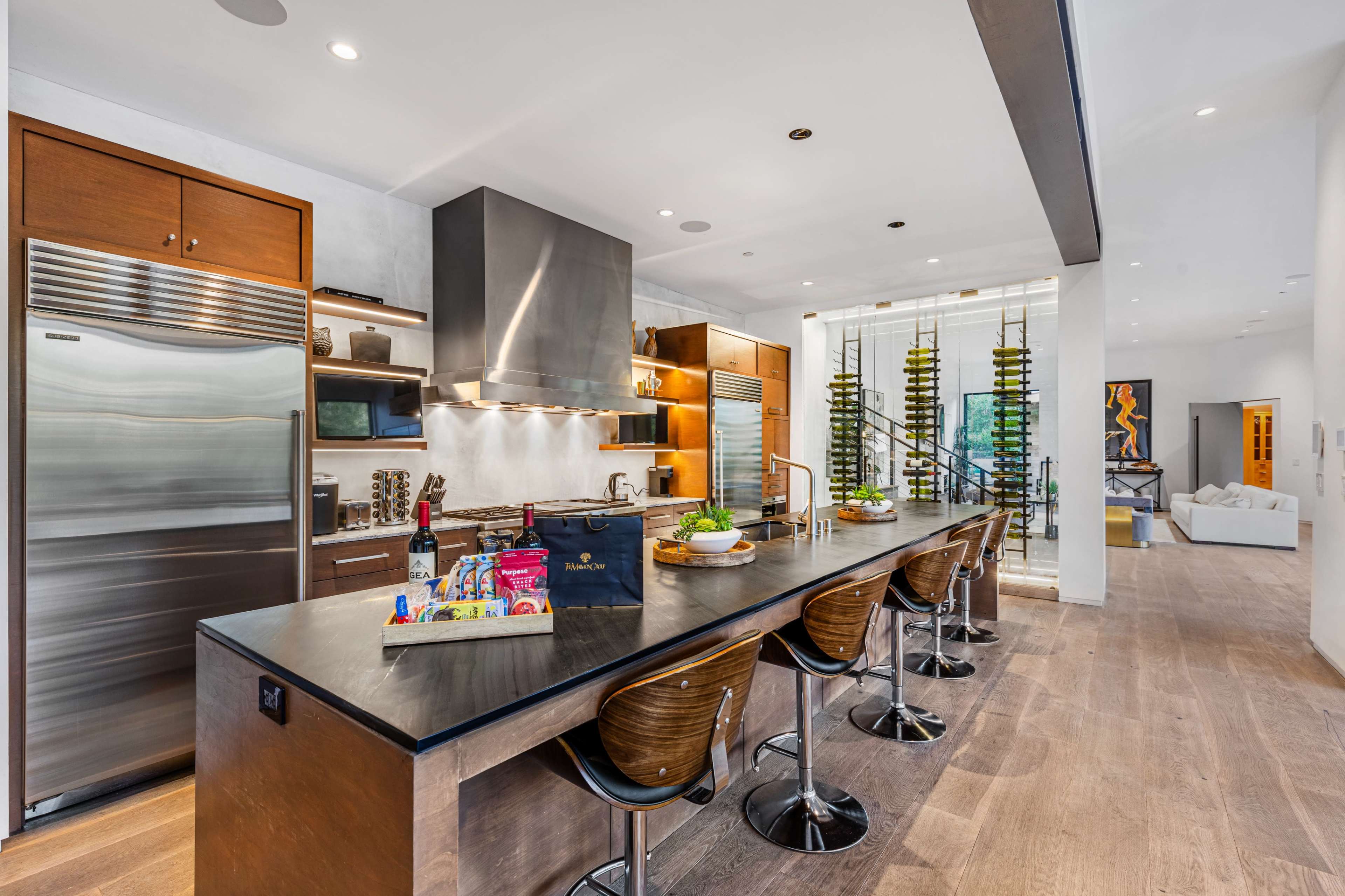 BEVERLY GLEN HILLSIDE CONTEMPORARY ESTATE Image in Bel Air, Los Angeles, CA