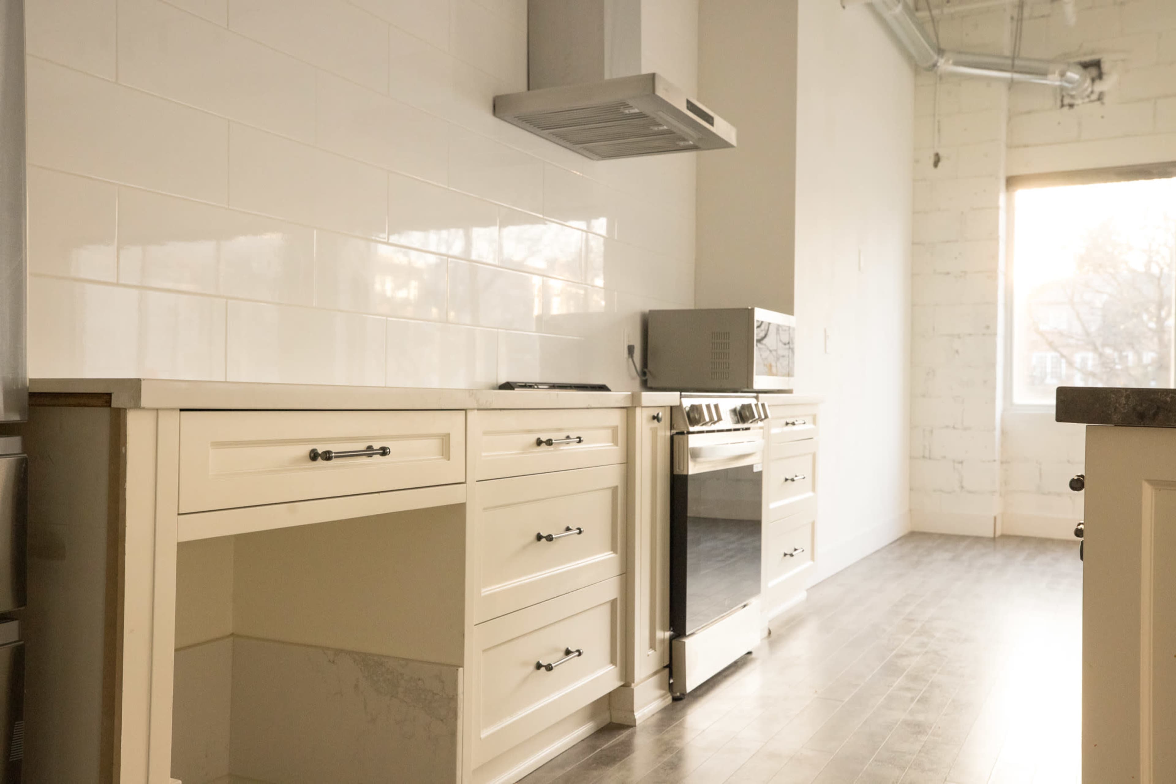 Queen West, loft style, functional kitchen Image in Niagara, Toronto, ON