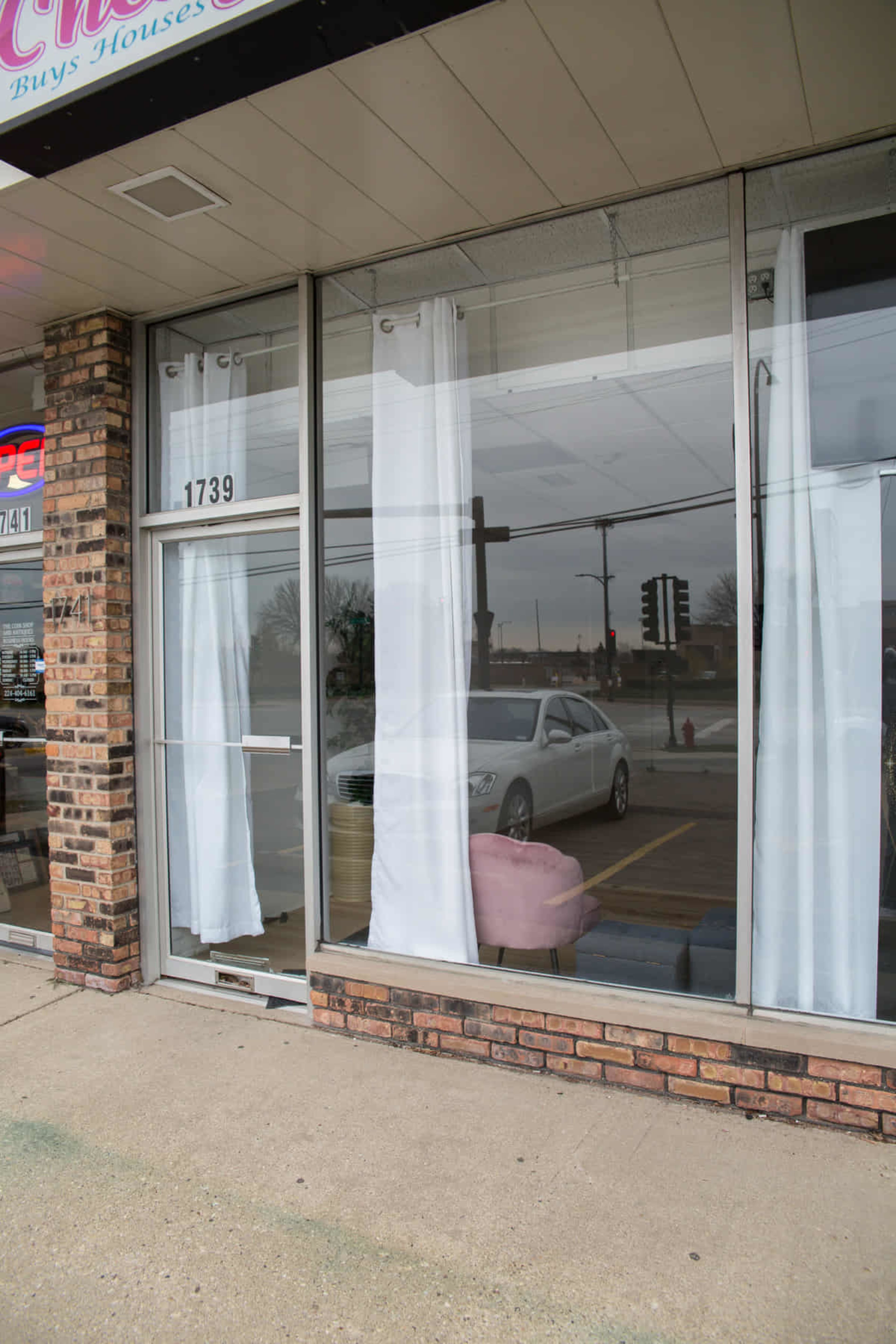 Affordable Dance Studio with Natural Light and Great Vibes Image in Elk Grove Township, Arlington Heights, IL