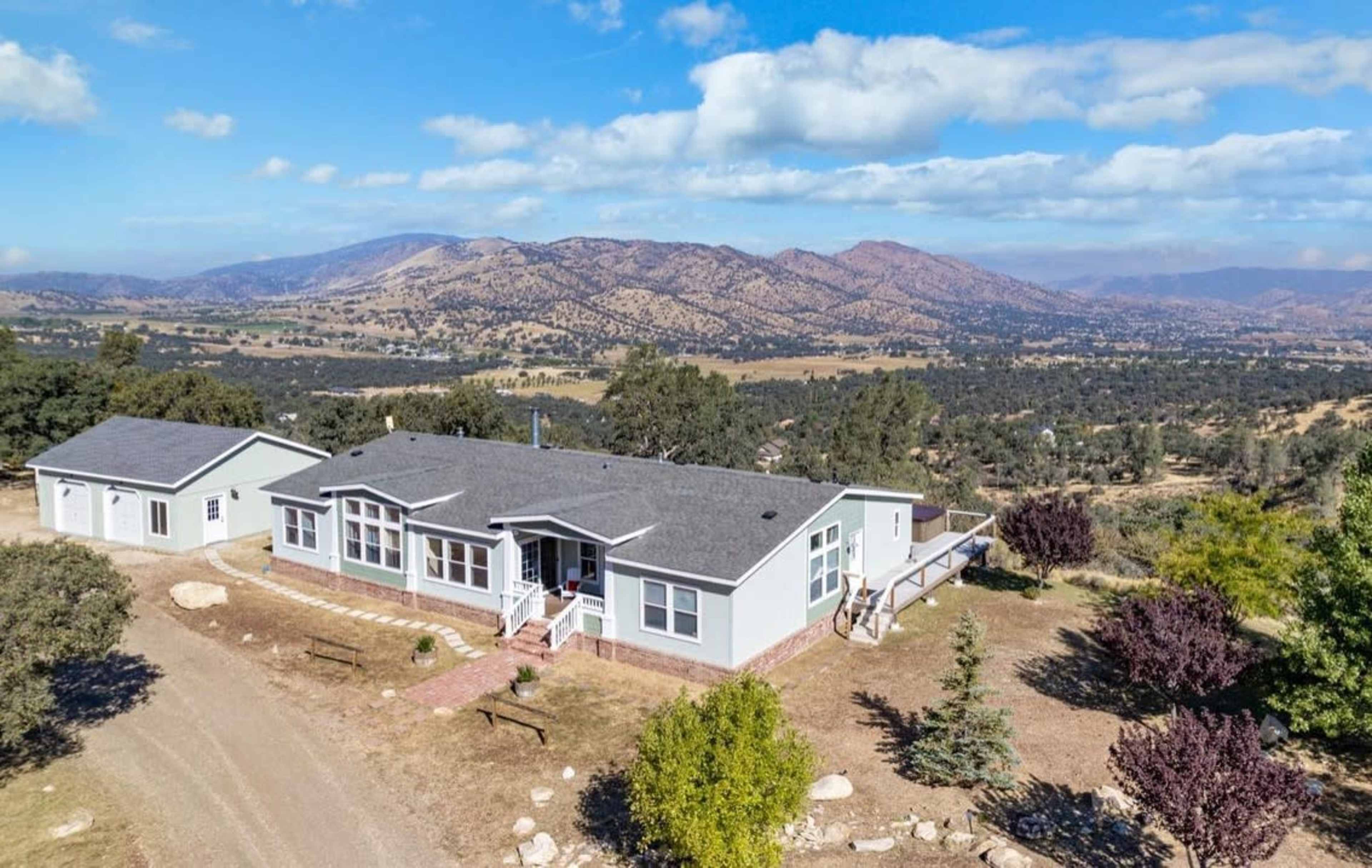 Five Points House with Huge Outdoor Space and Amazing Views Image in , Tehachapi, CA