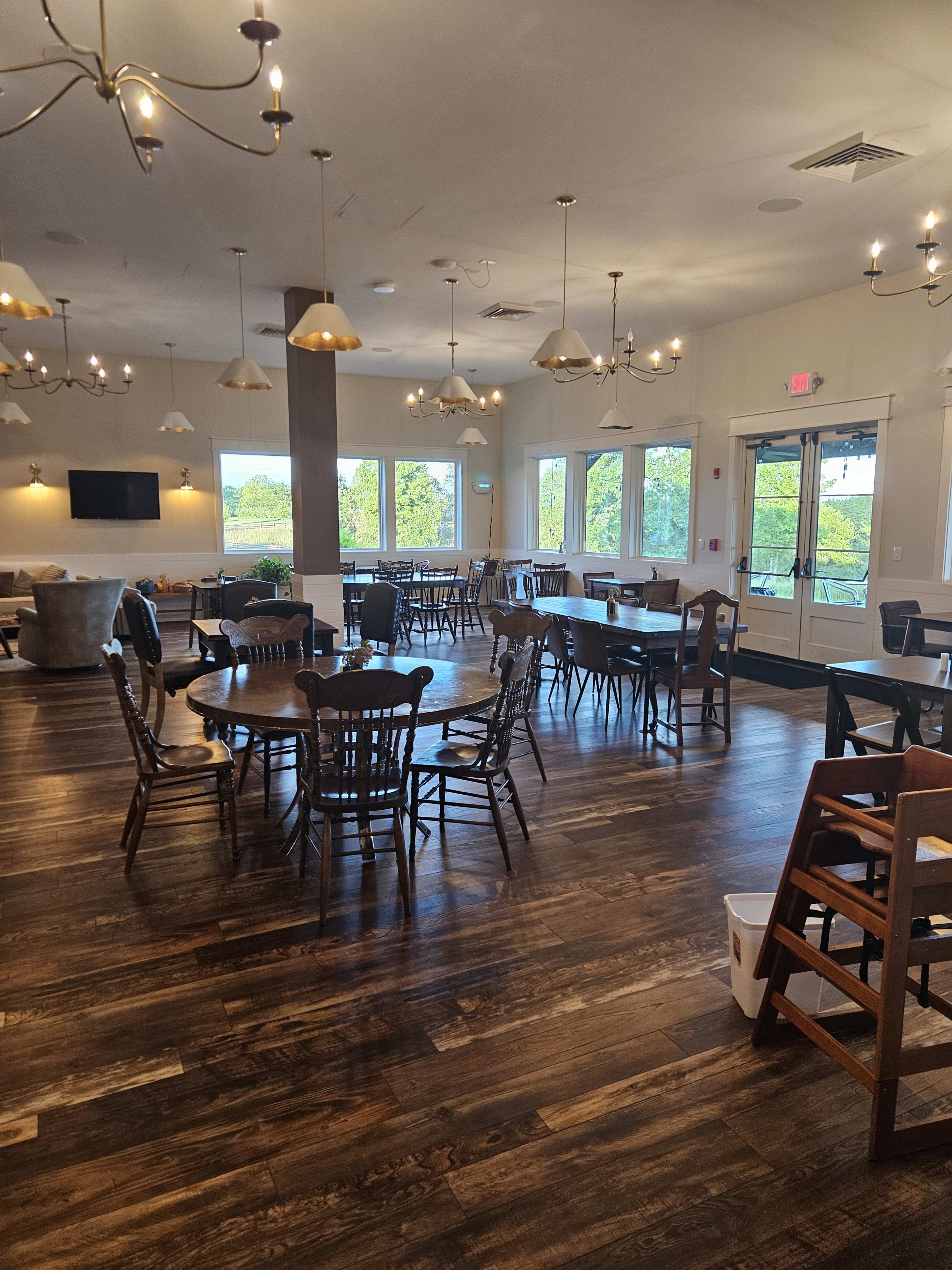 Boutique Hotel with Lodging Options and a Restaurant - The Restaurant Area Image in Westfield, Westfield, NC