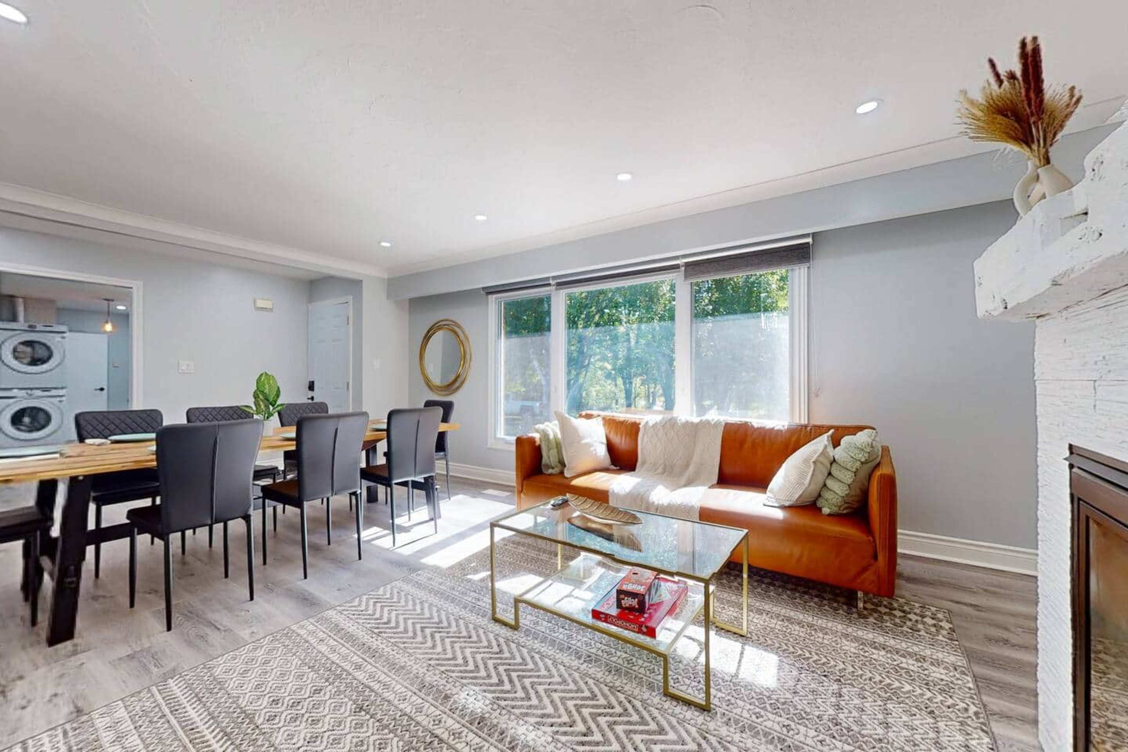 10 Acre Farmhouse with Pool + 5 Bedrooms/3 Baths Image in East Gwillimbury, Toronto, ON