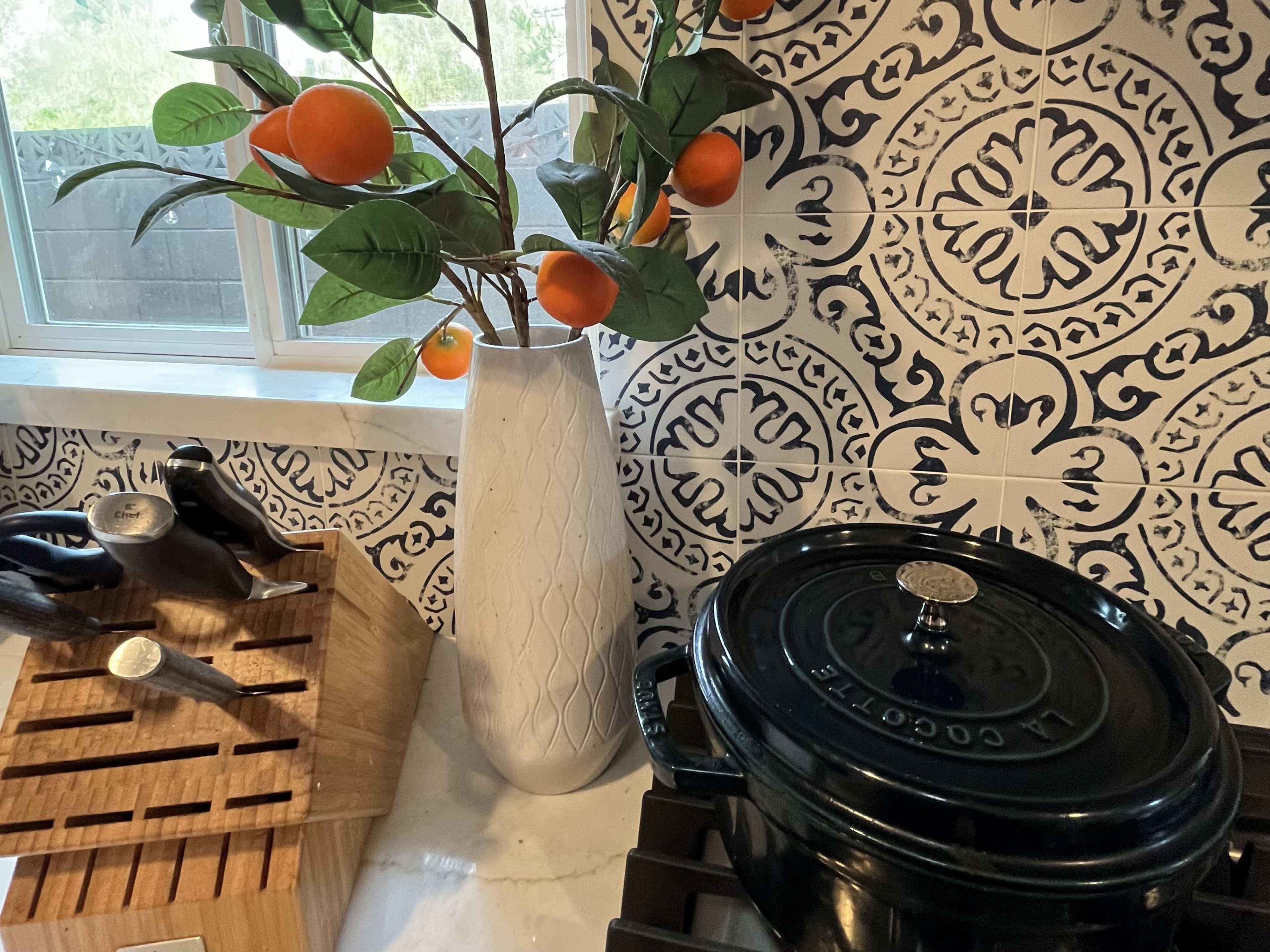 Open Concept California Kitchen & Living Space Image in Saratoga Ranch, Calabasas, CA