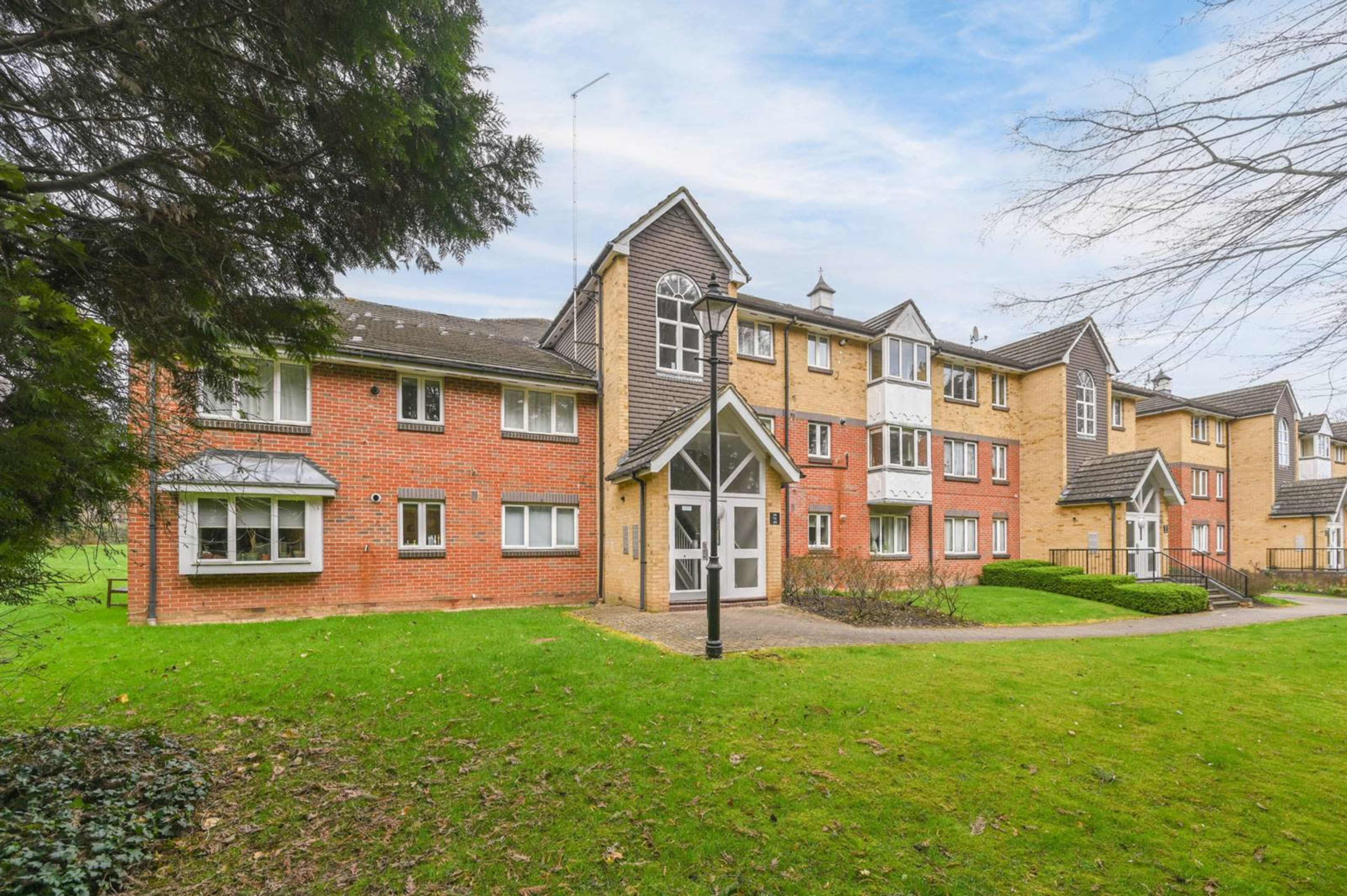 Modern 2 Bed / 2 Bath flat in leafy suburb Image in Pinner, London, ENG