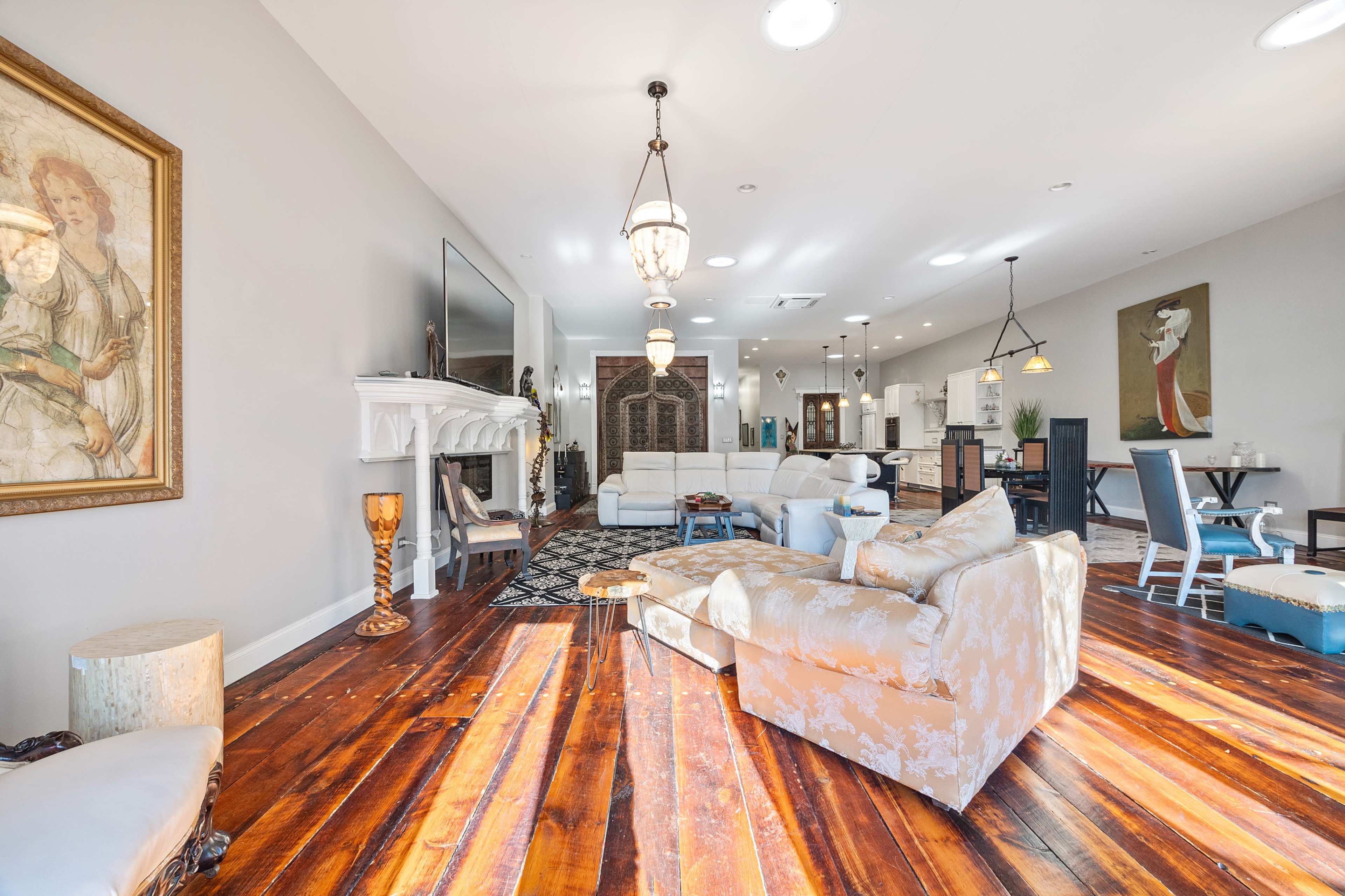 Gorgeous Open Floor Penthouse w/ French Doors & 2 Bedrooms Image in Proviso Township, Forest Park, IL
